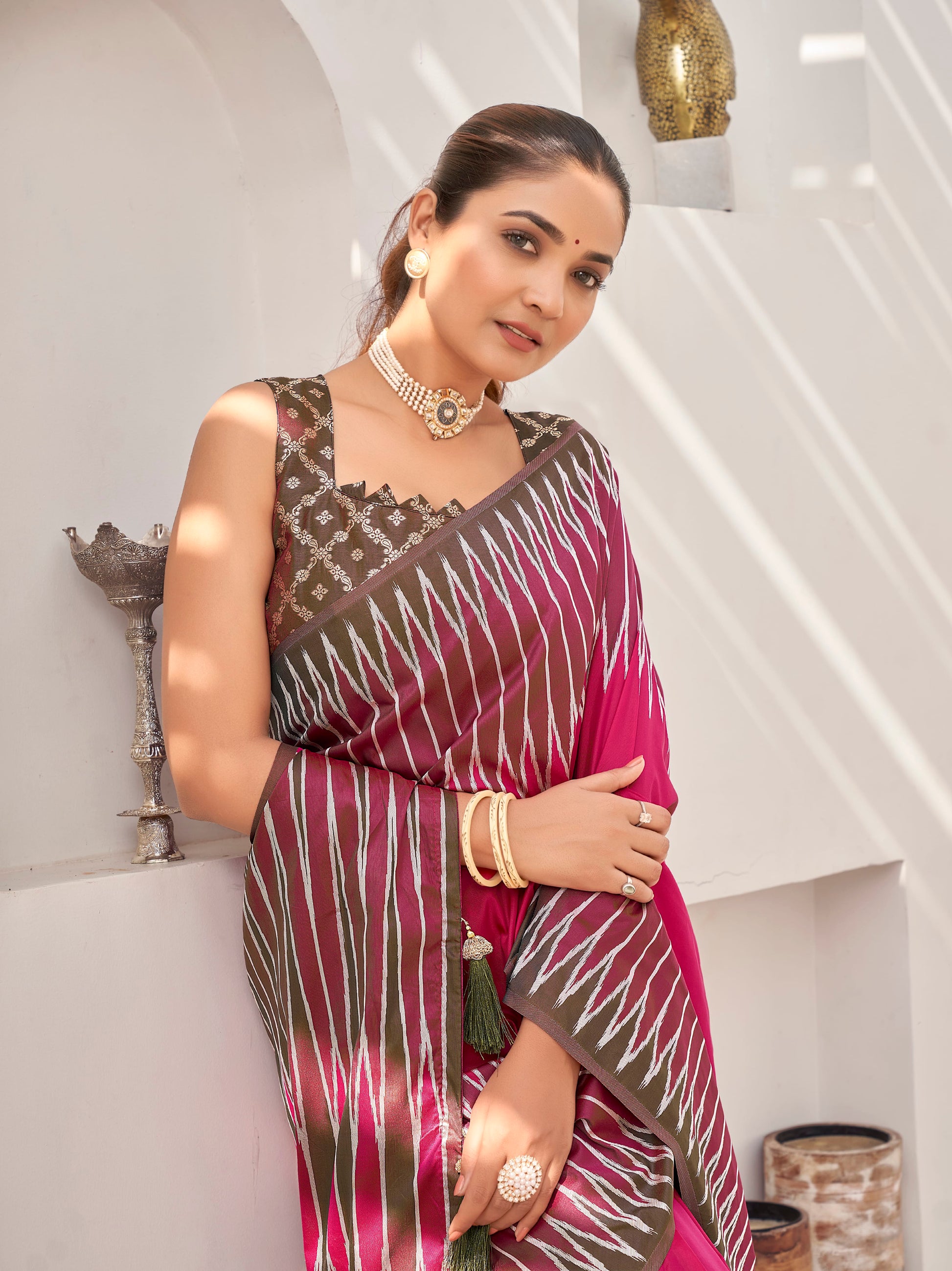 MANOHARI Banarasi Silk Blend Jacquard Work Saree - Pink