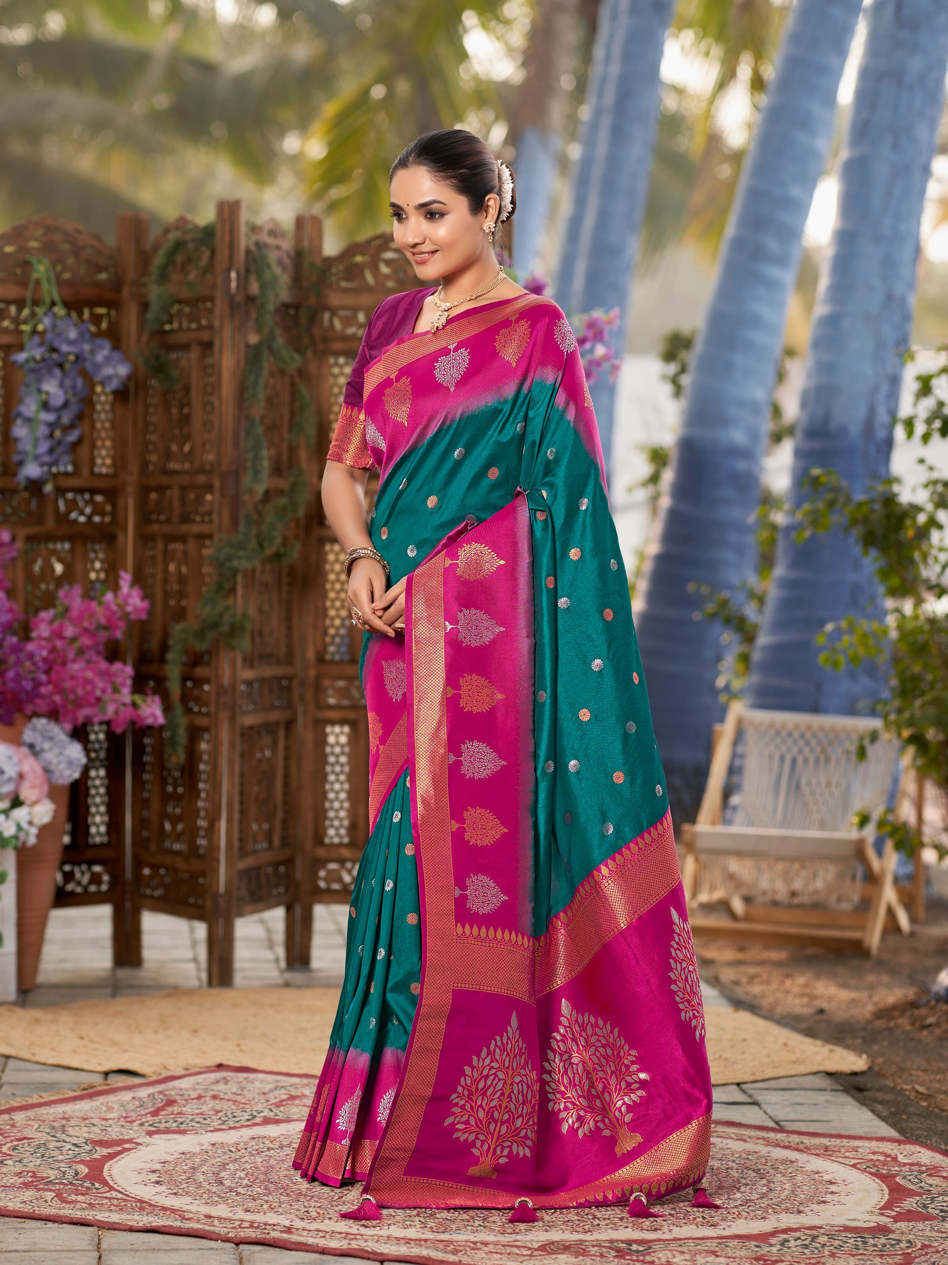 MANOHARI Banarasi Silk Blend Jacquard Work Saree - Green
