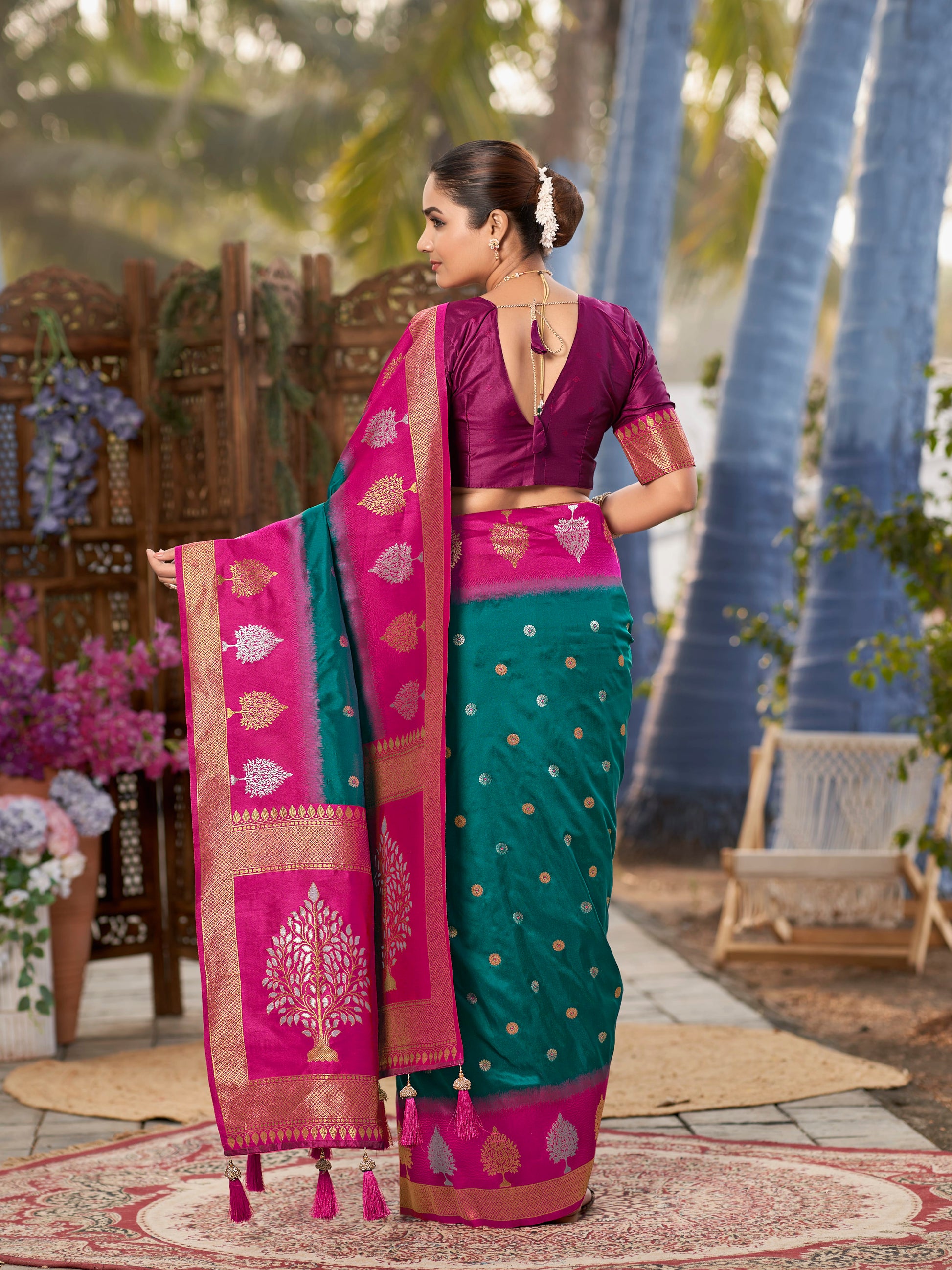MANOHARI Banarasi Silk Blend Jacquard Work Saree - Green