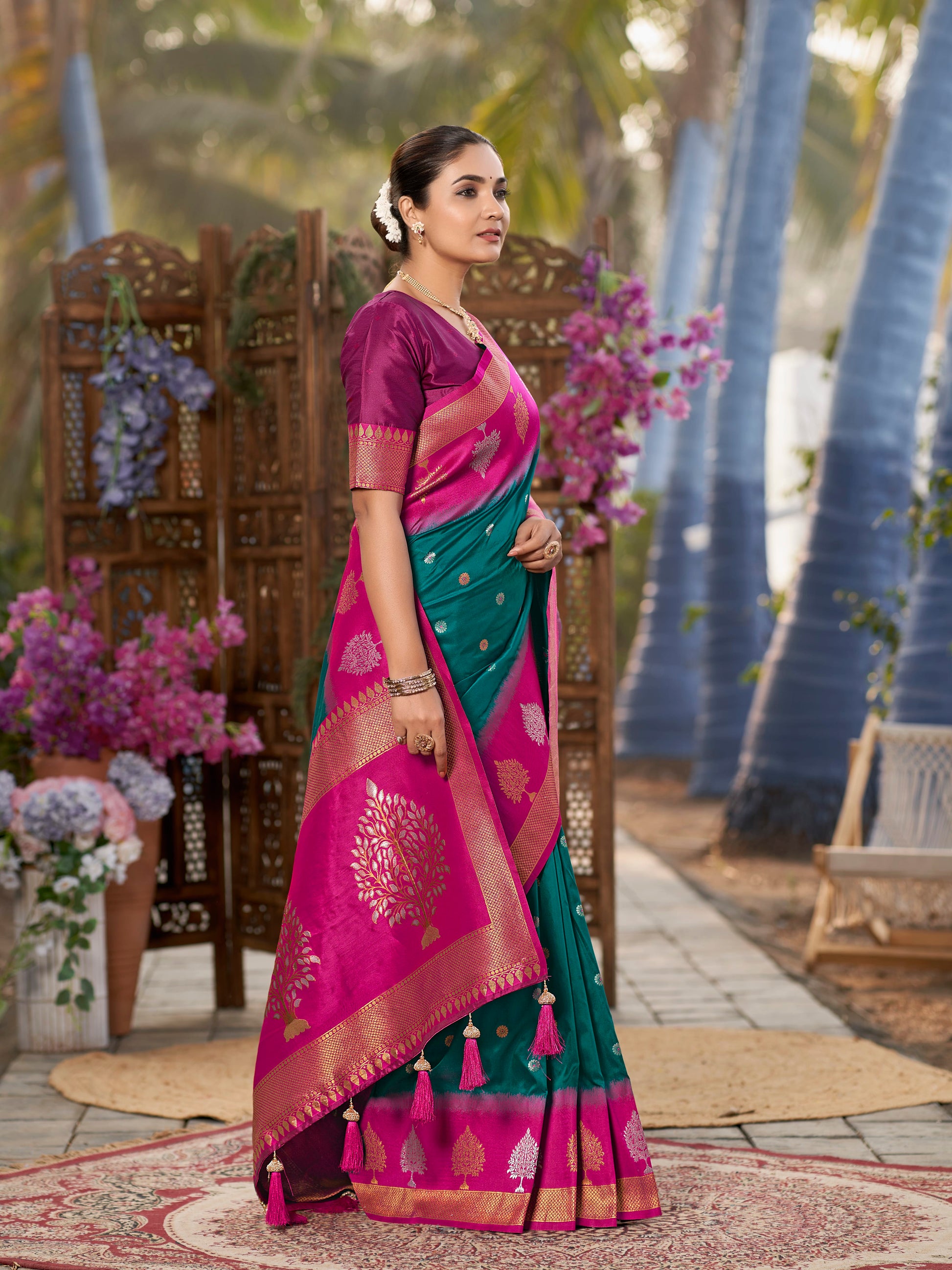 MANOHARI Banarasi Silk Blend Jacquard Work Saree - Green