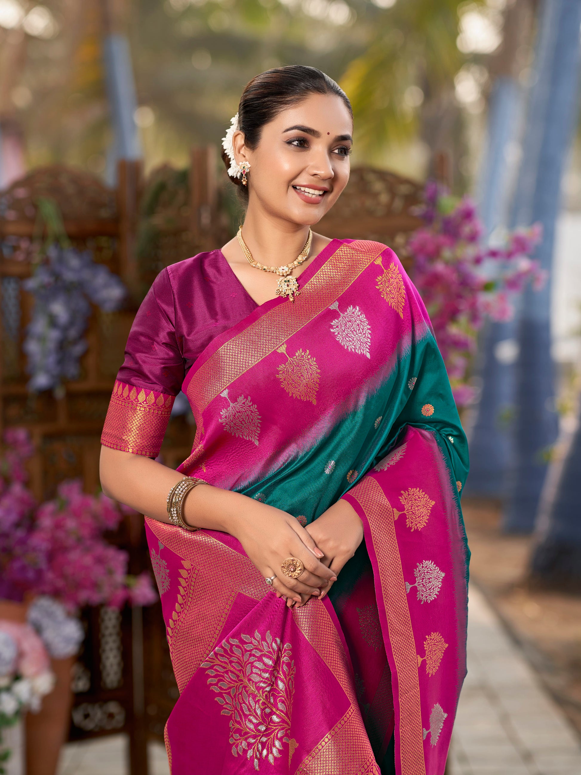 MANOHARI Banarasi Silk Blend Jacquard Work Saree - Green