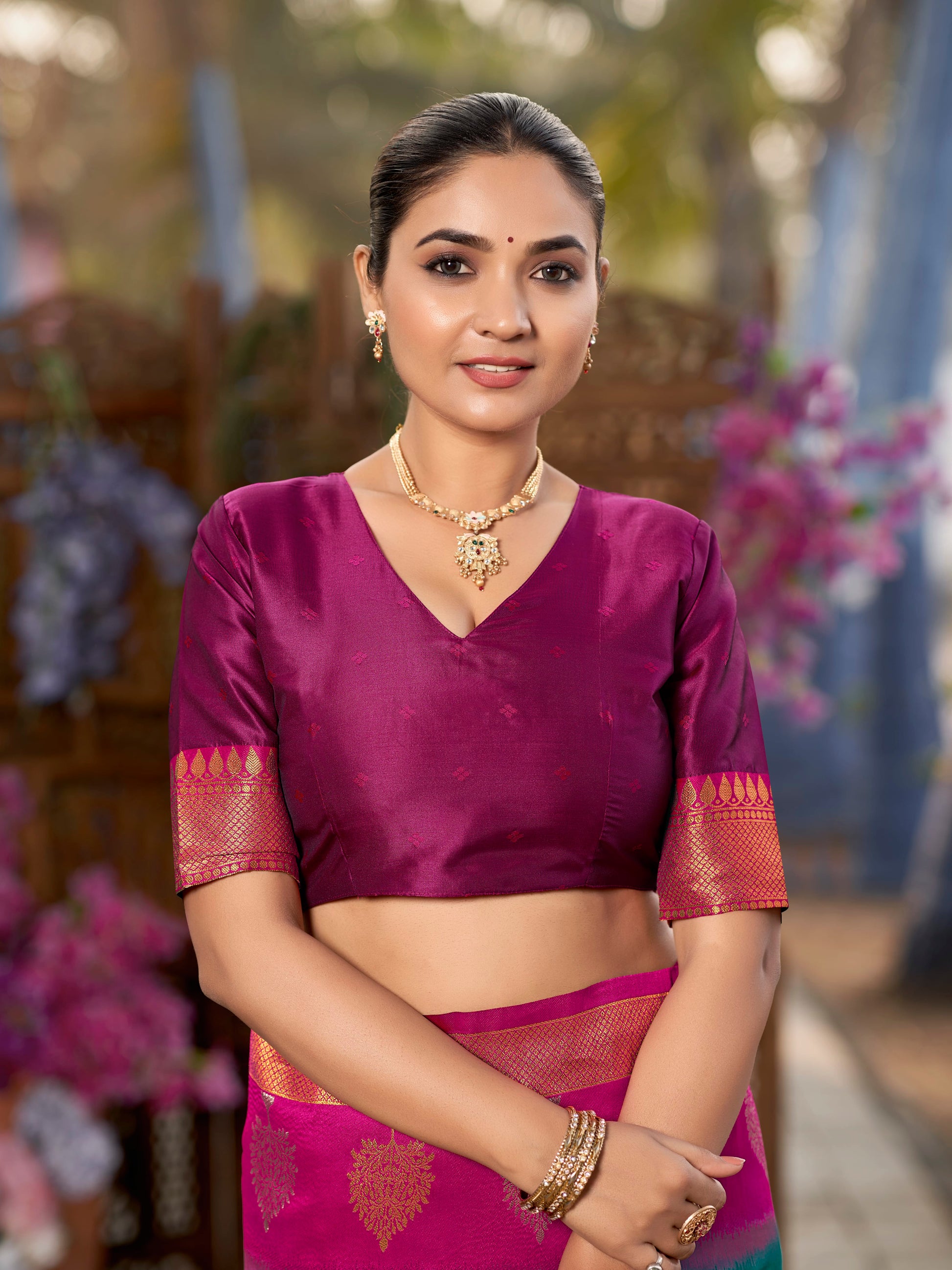 MANOHARI Banarasi Silk Blend Jacquard Work Saree - Green