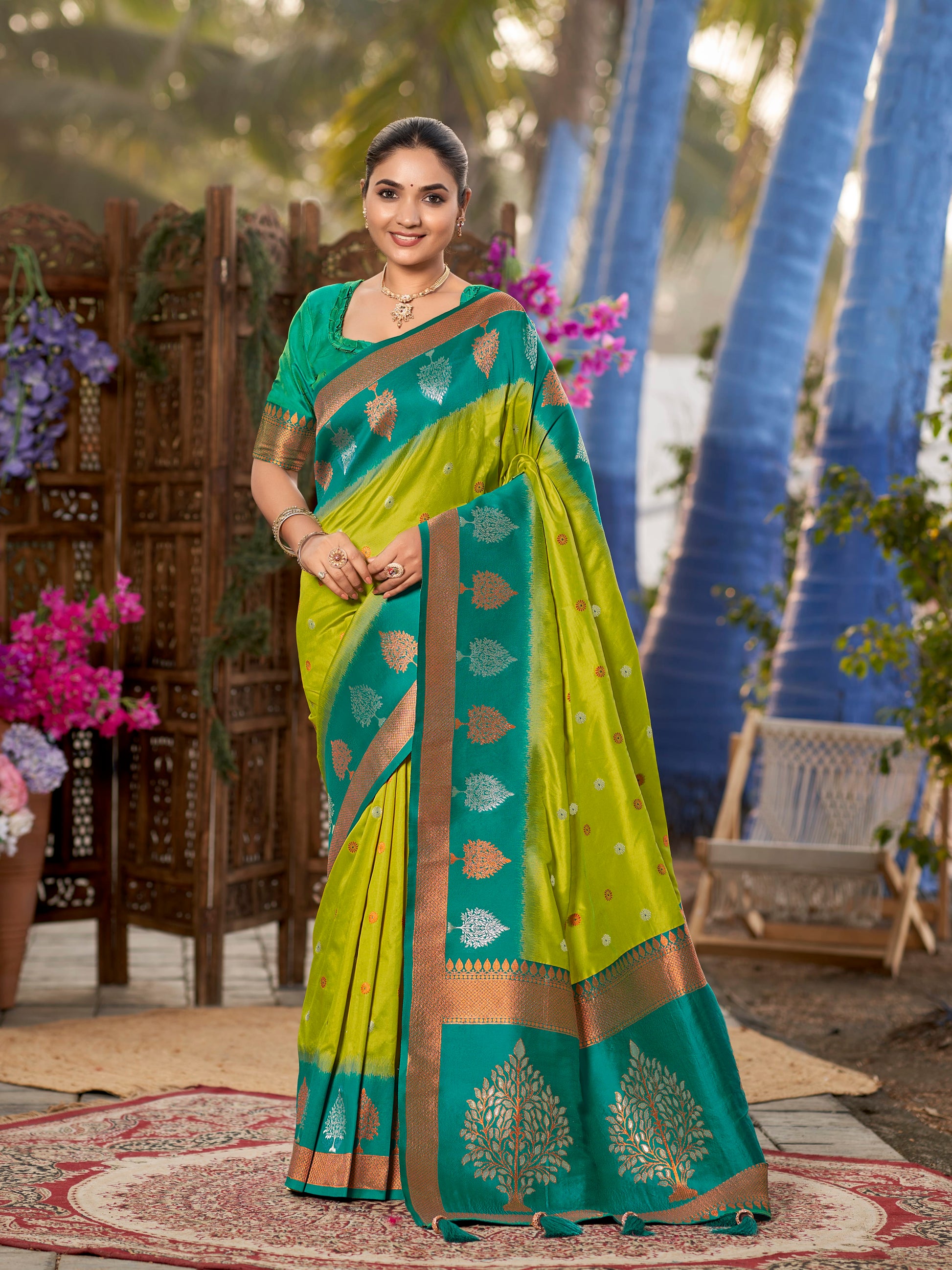 MANOHARI Banarasi Silk Blend Jacquard Work Saree - Green