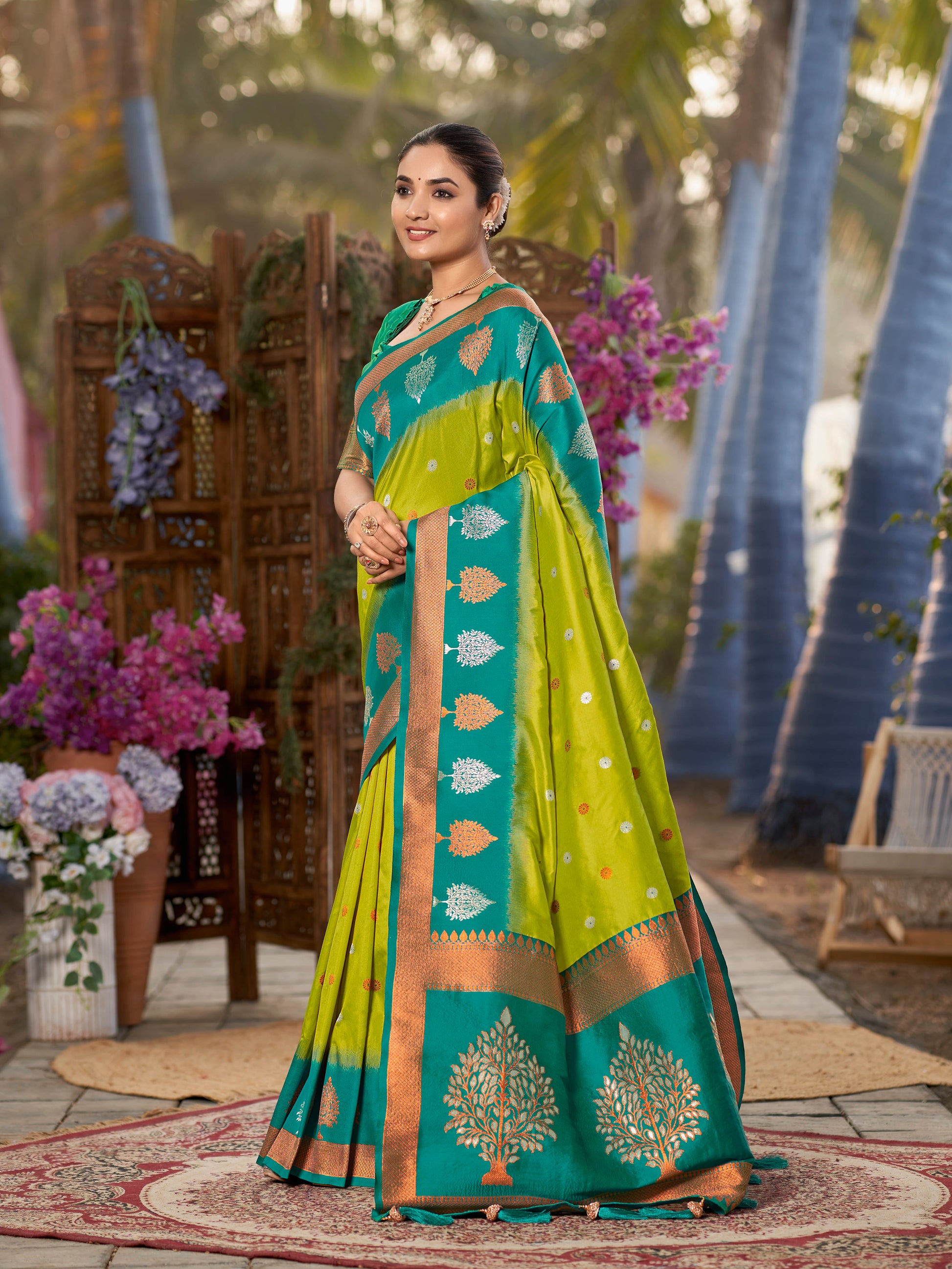 MANOHARI Banarasi Silk Blend Jacquard Work Saree - Green