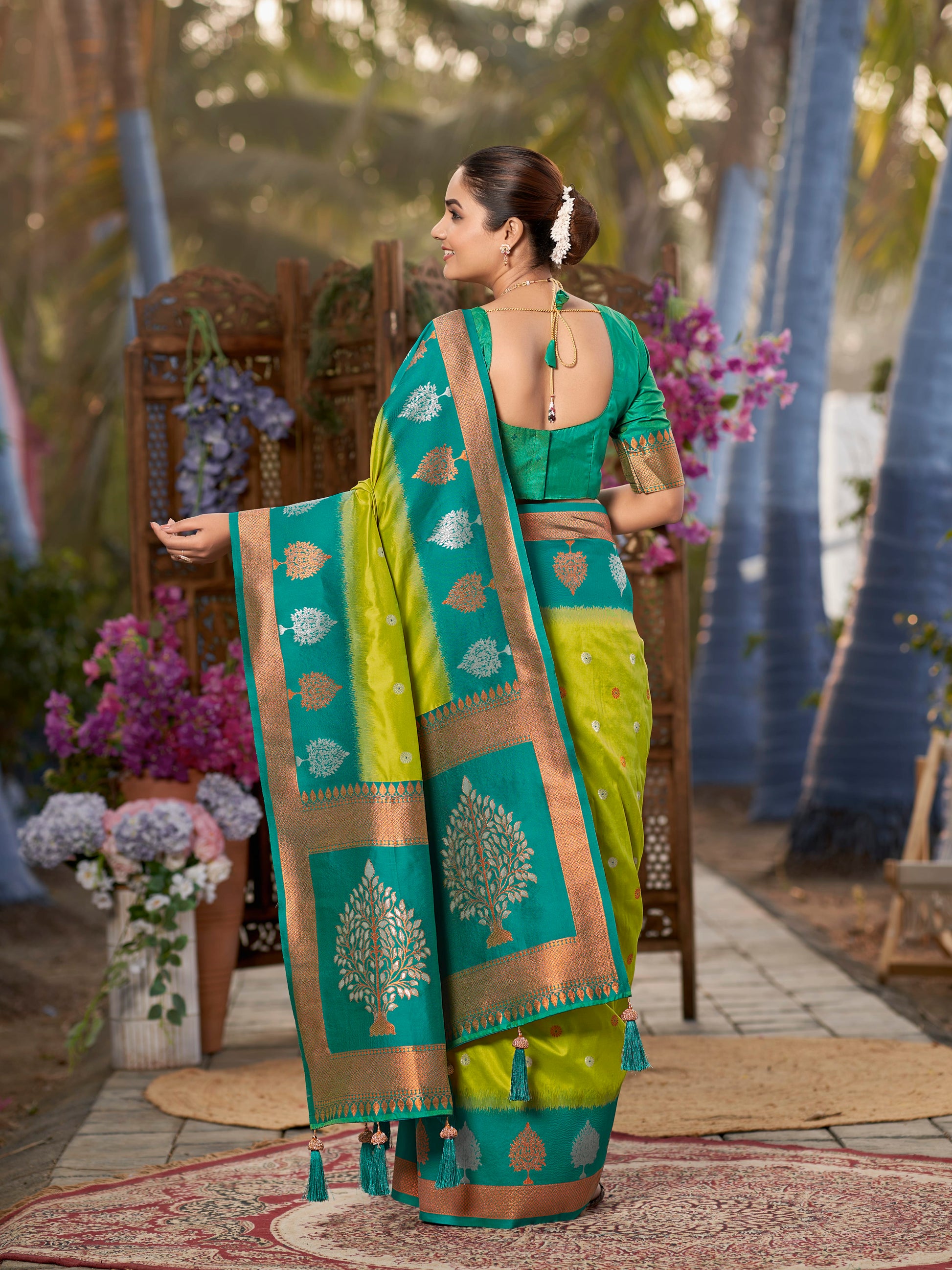MANOHARI Banarasi Silk Blend Jacquard Work Saree - Green