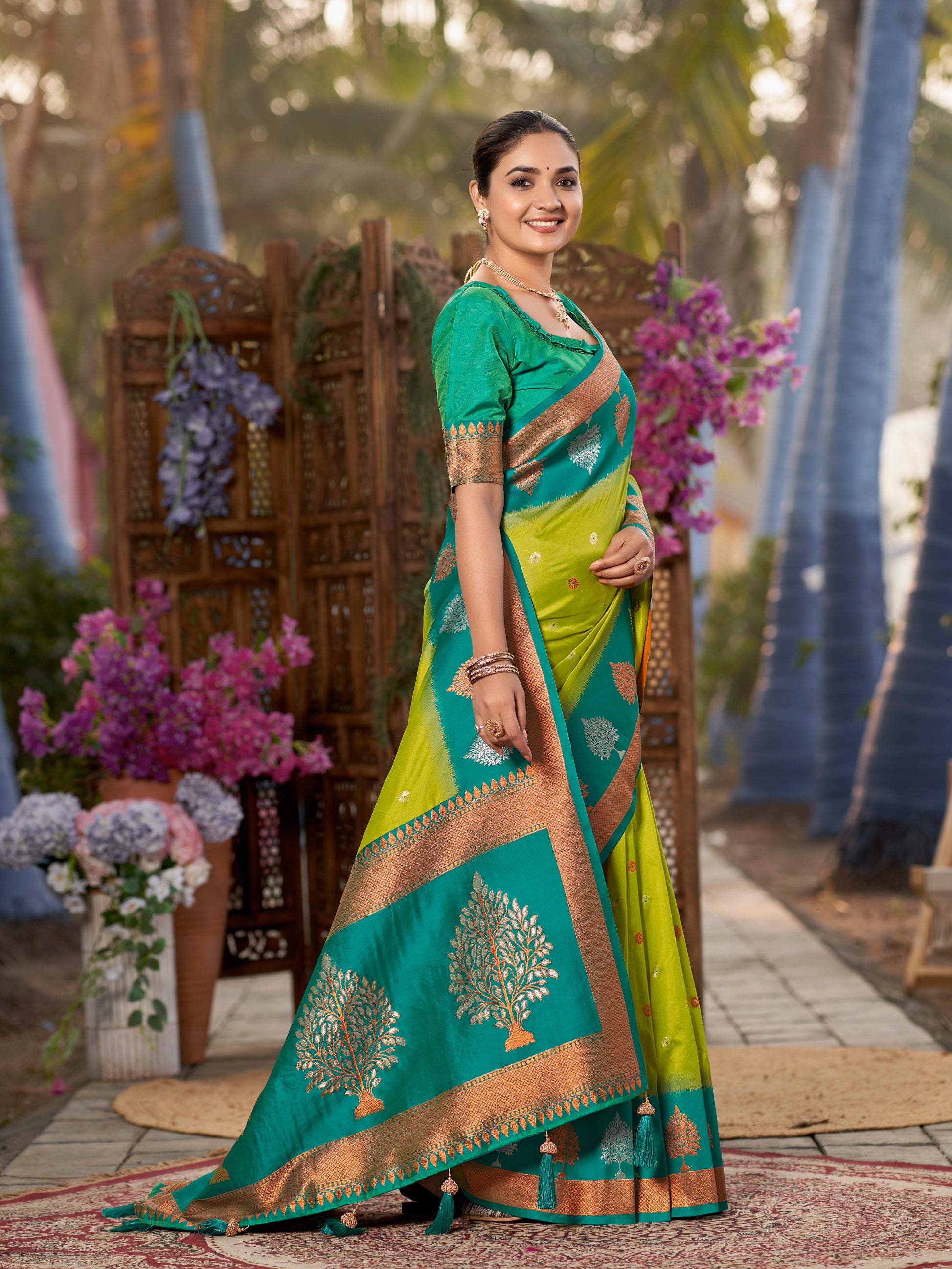 MANOHARI Banarasi Silk Blend Jacquard Work Saree - Green
