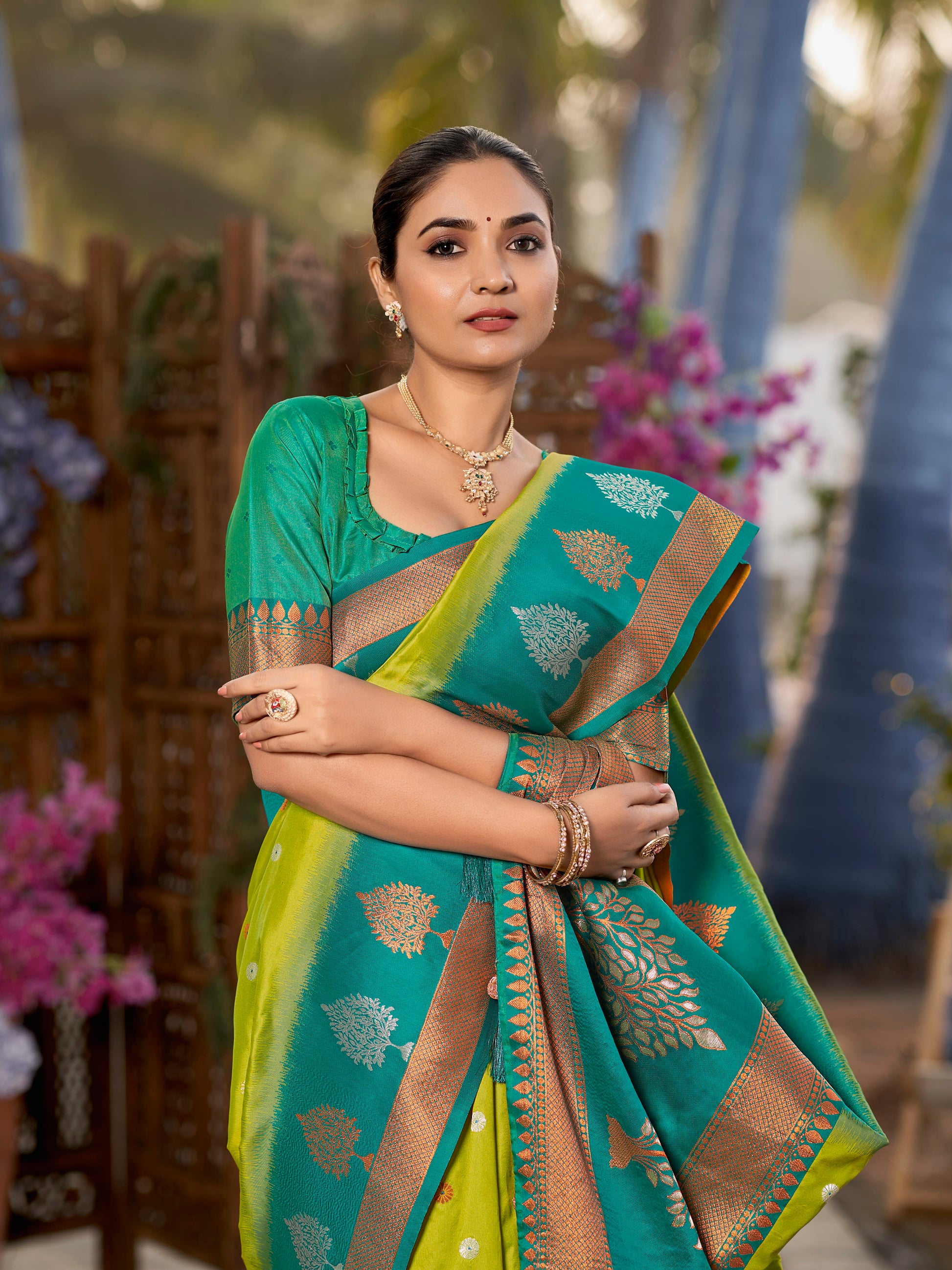 MANOHARI Banarasi Silk Blend Jacquard Work Saree - Green