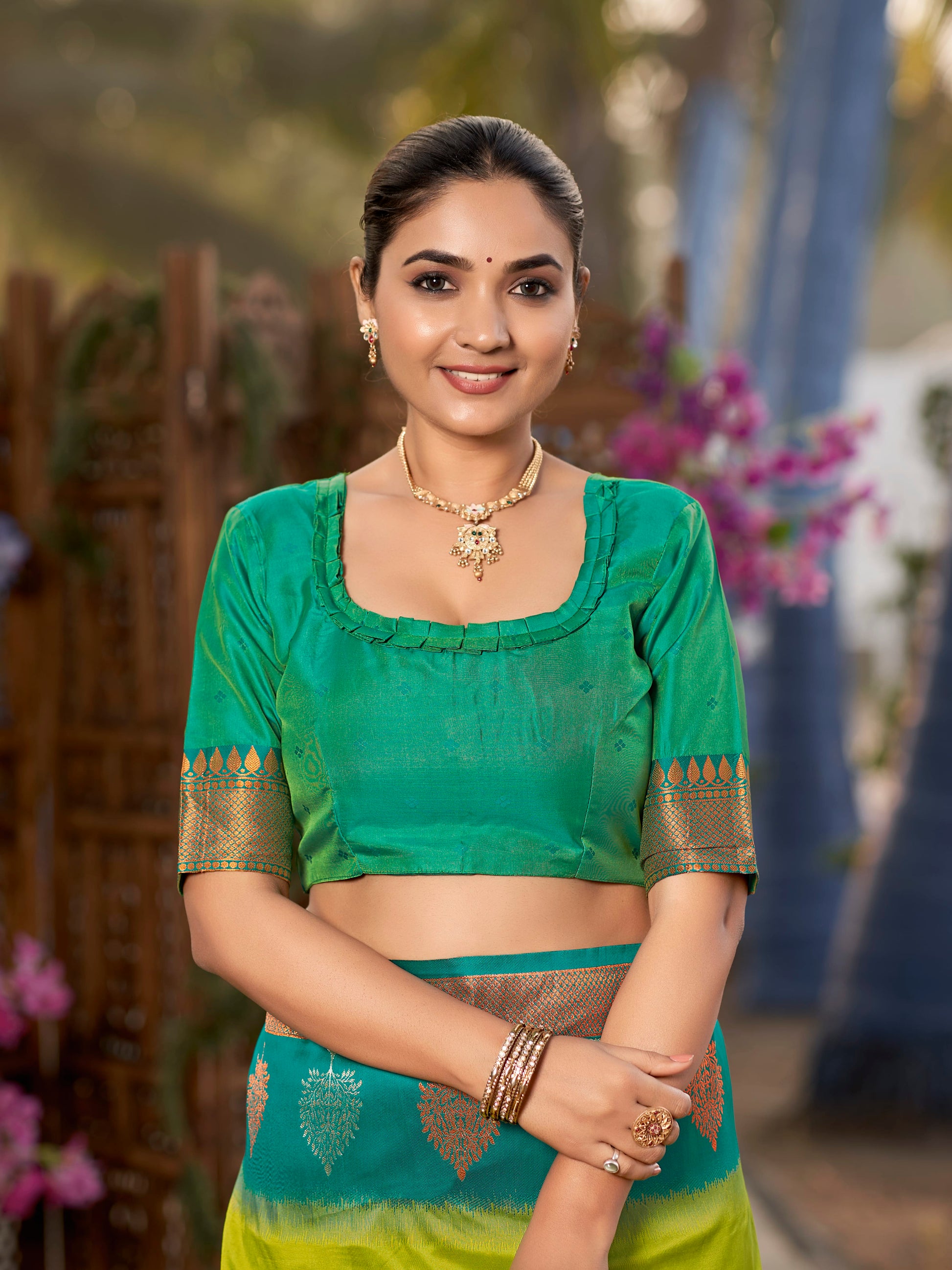 MANOHARI Banarasi Silk Blend Jacquard Work Saree - Green