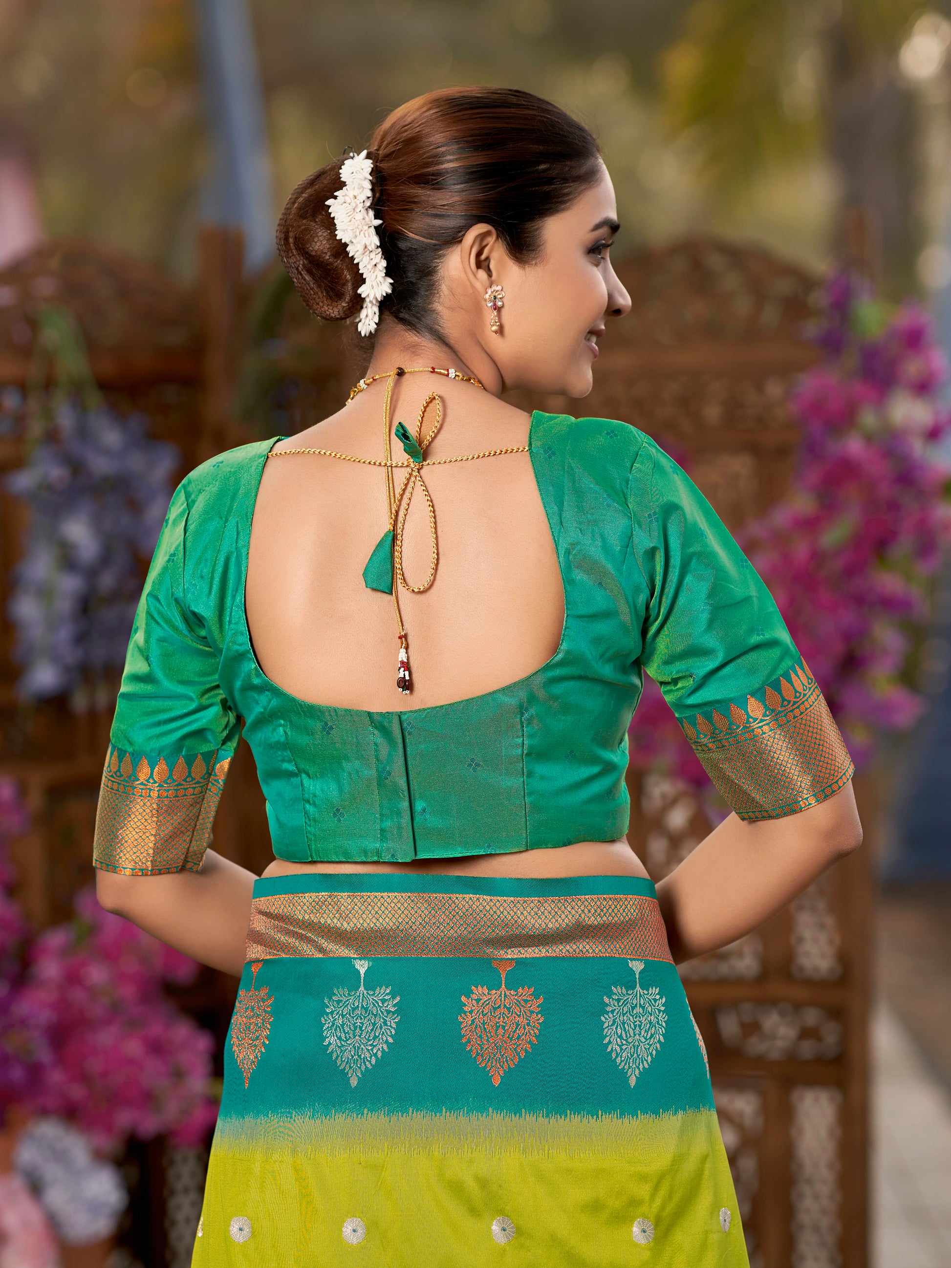 MANOHARI Banarasi Silk Blend Jacquard Work Saree - Green