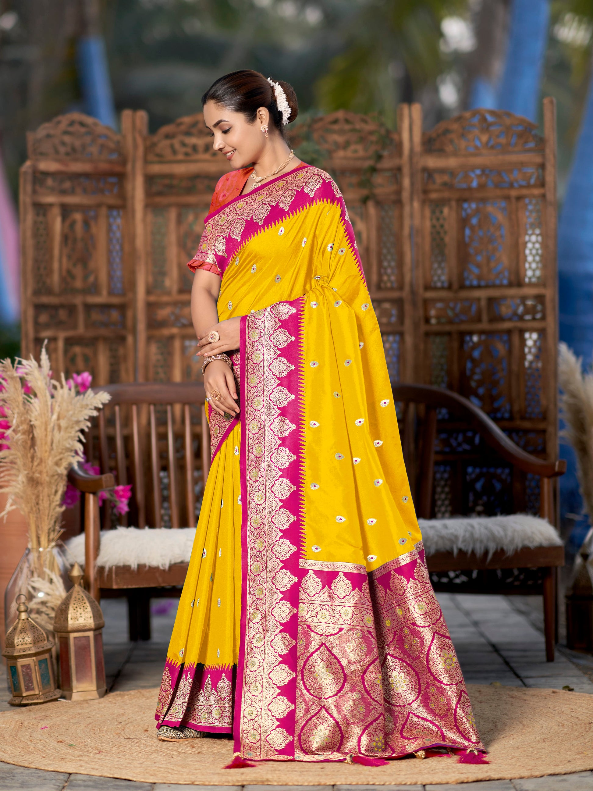 MANOHARI Banarasi Silk Blend Jacquard Work Saree - Yellow