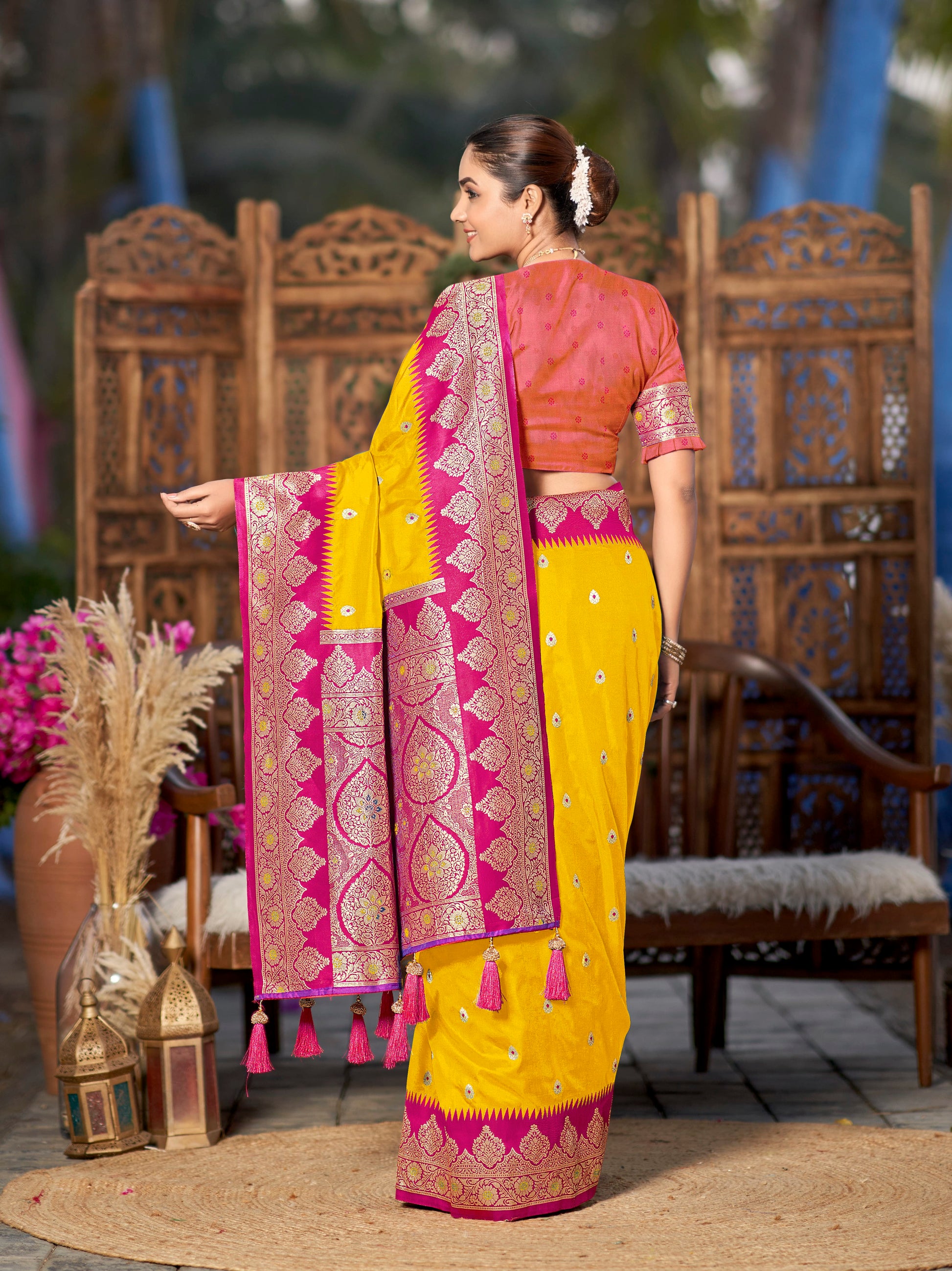 MANOHARI Banarasi Silk Blend Jacquard Work Saree - Yellow