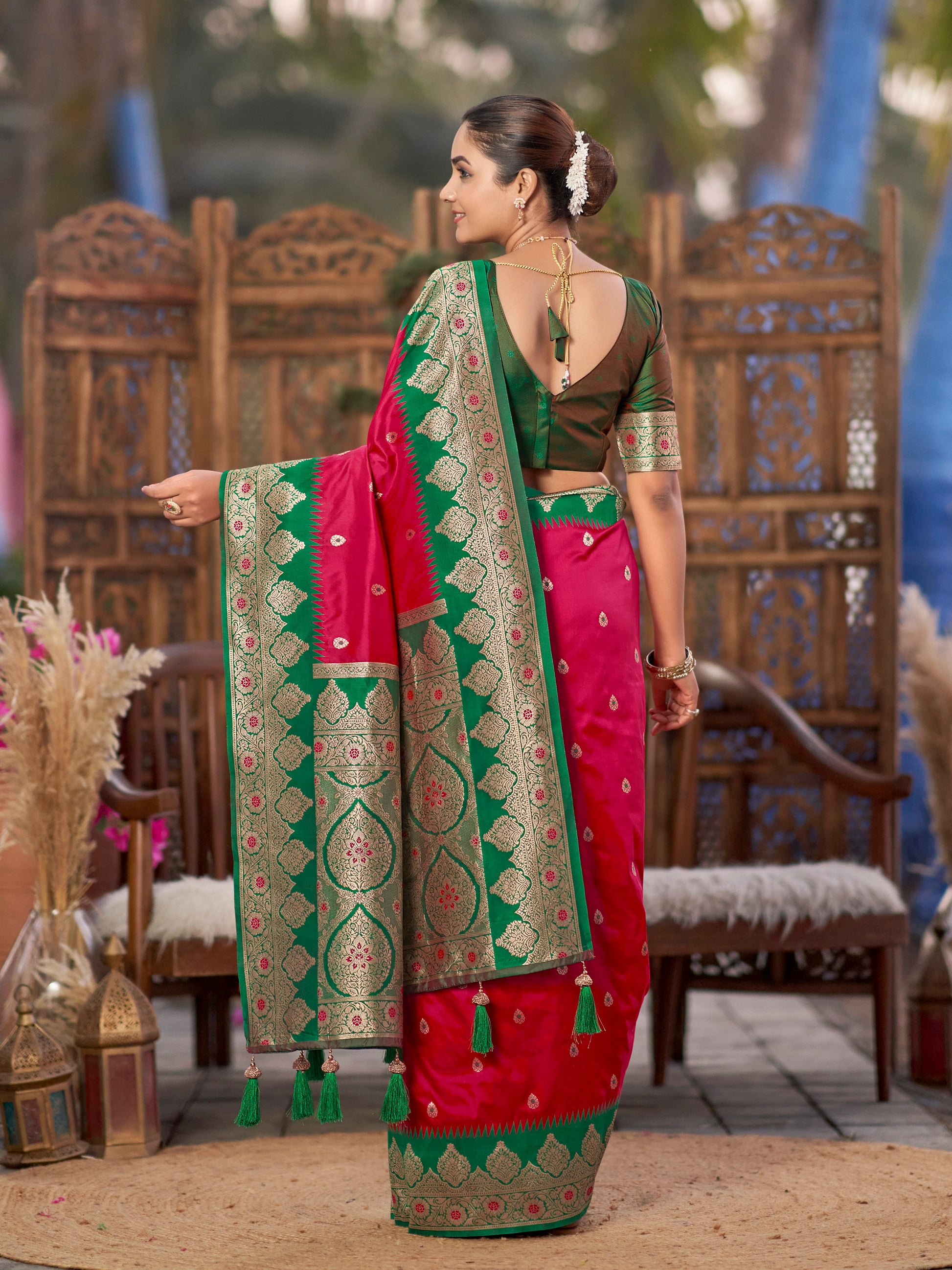 MANOHARI Banarasi Silk Blend Jacquard Work Saree - Pink