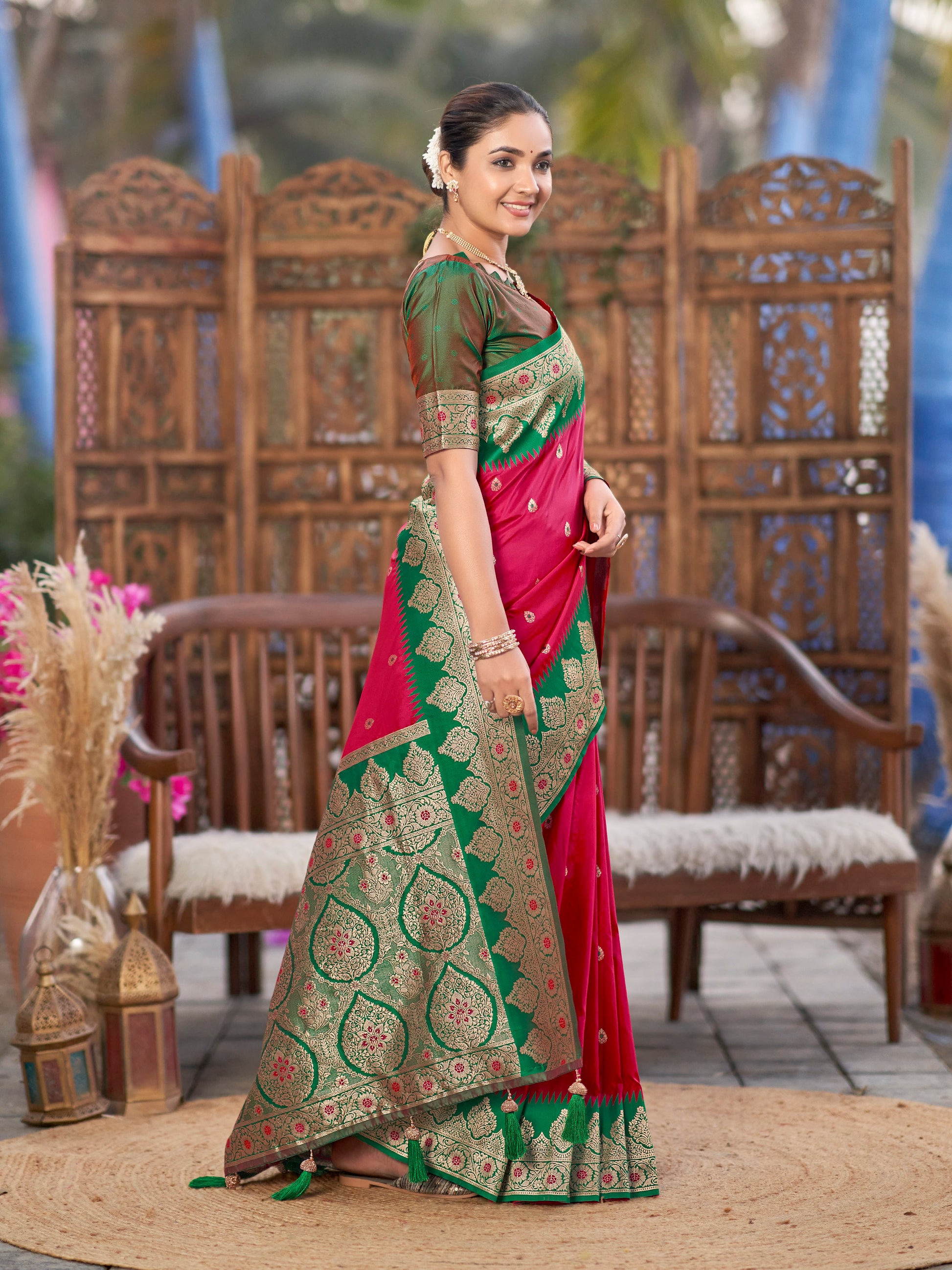 MANOHARI Banarasi Silk Blend Jacquard Work Saree - Pink