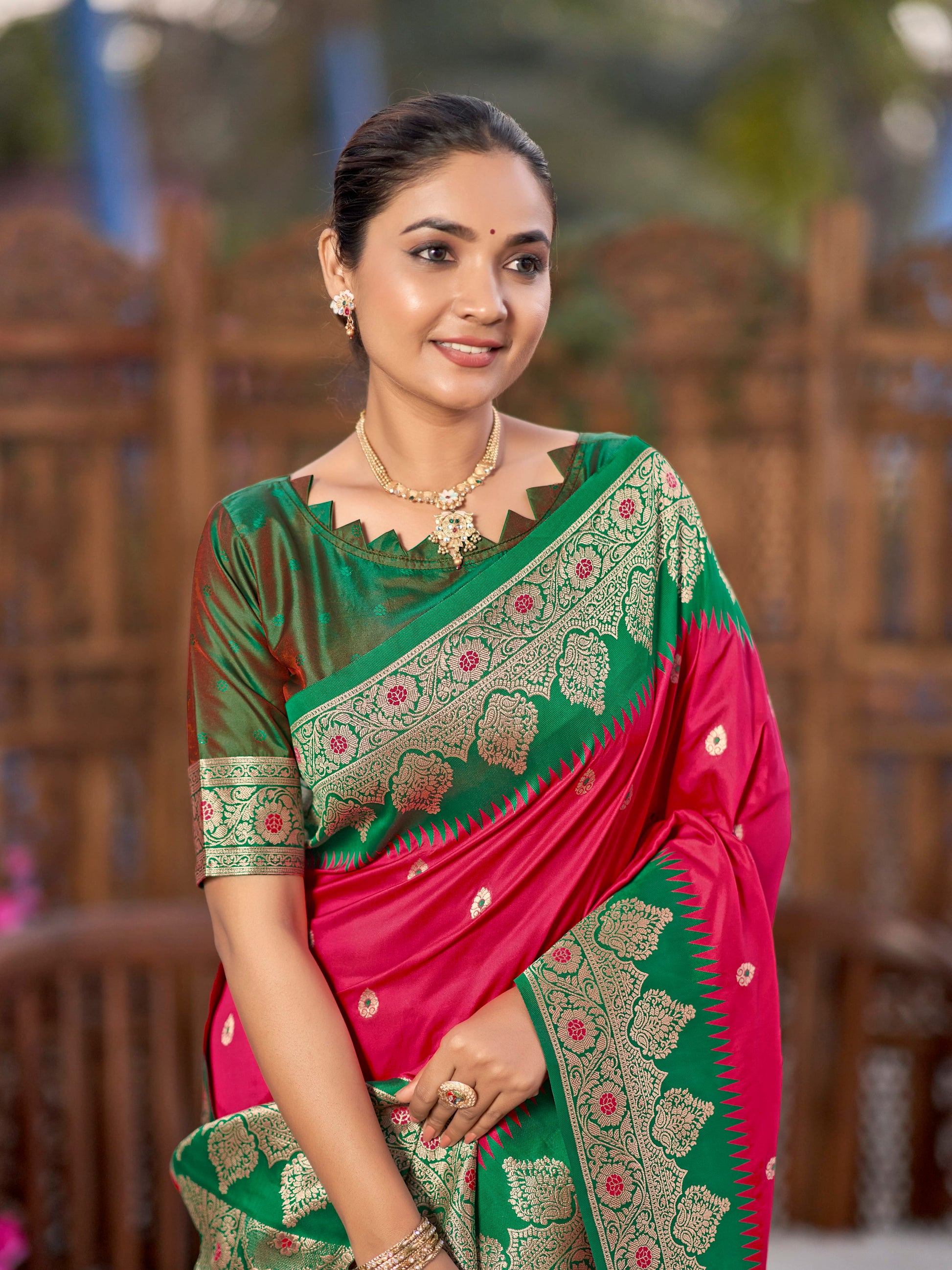 MANOHARI Banarasi Silk Blend Jacquard Work Saree - Pink