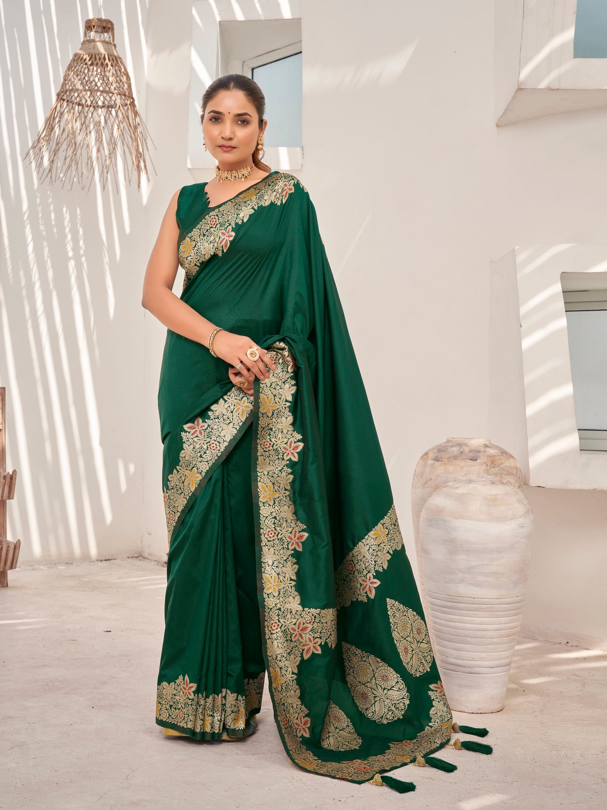 MANOHARI Banarasi Silk Blend Jacquard Work Saree - Green