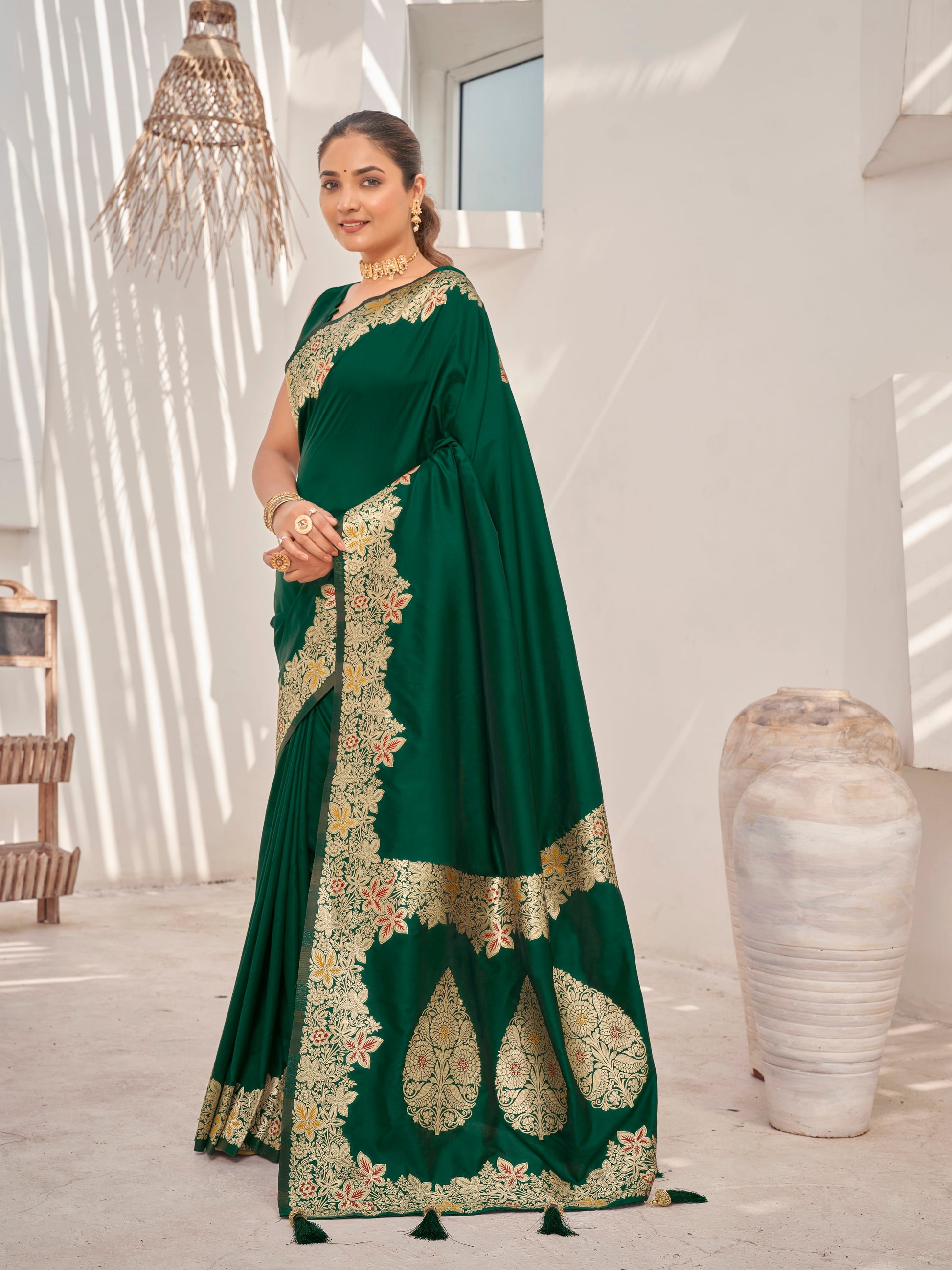 MANOHARI Banarasi Silk Blend Jacquard Work Saree - Green