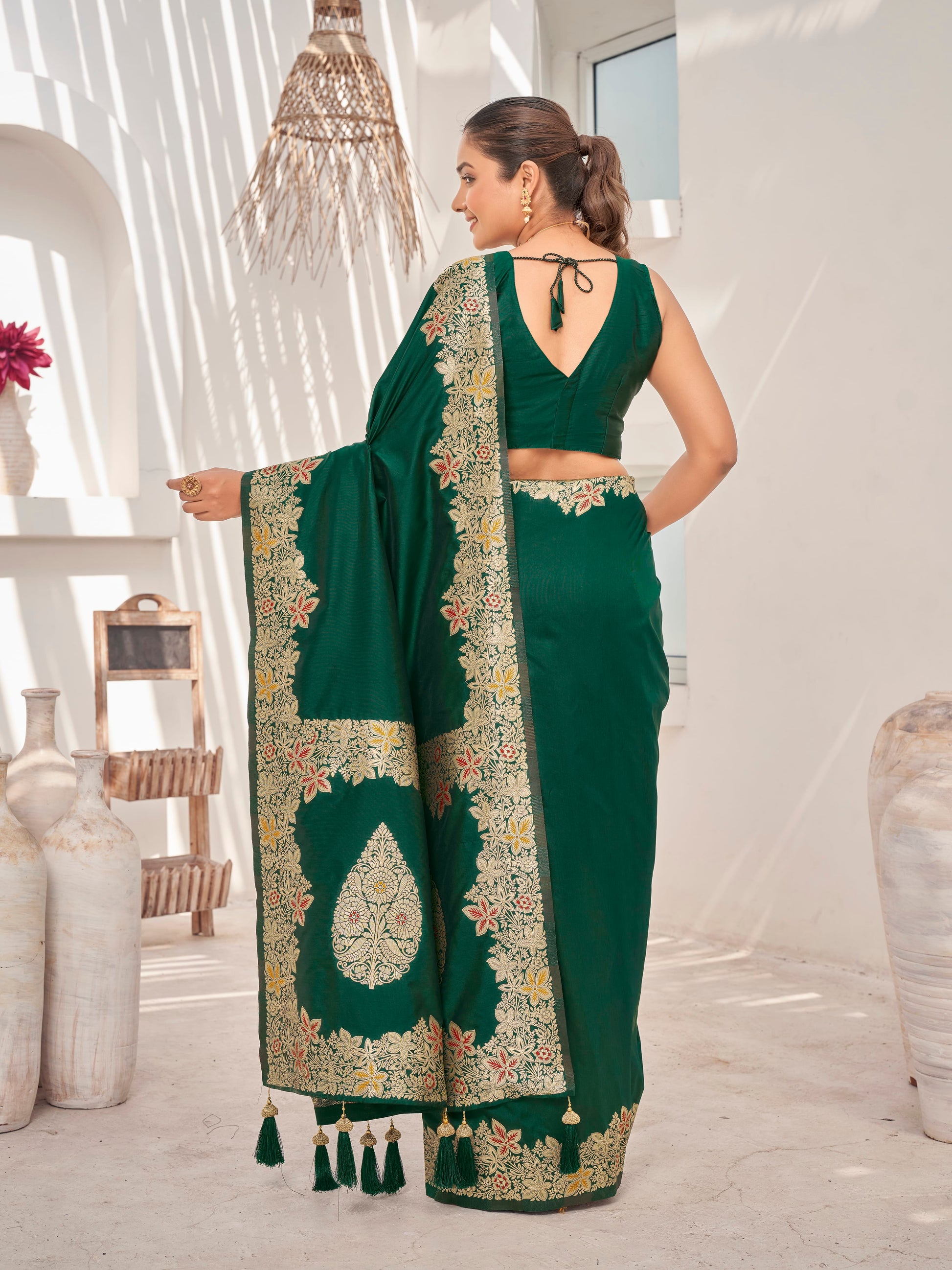 MANOHARI Banarasi Silk Blend Jacquard Work Saree - Green