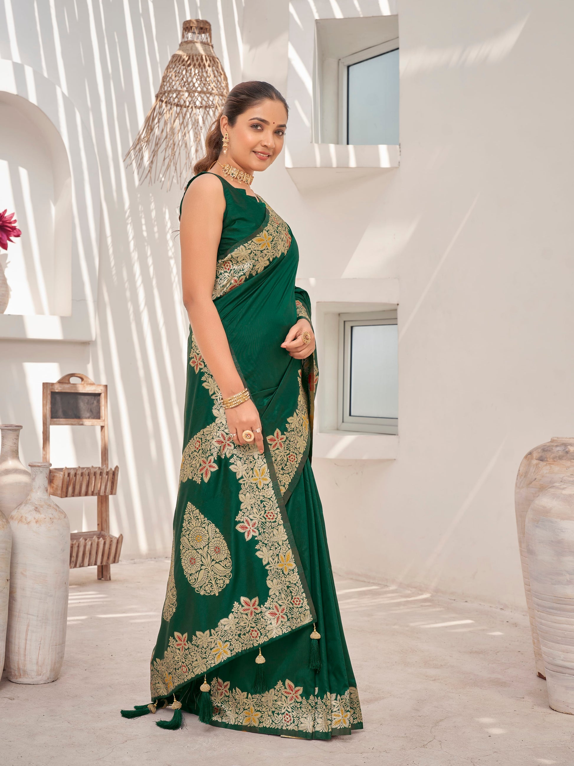 MANOHARI Banarasi Silk Blend Jacquard Work Saree - Green