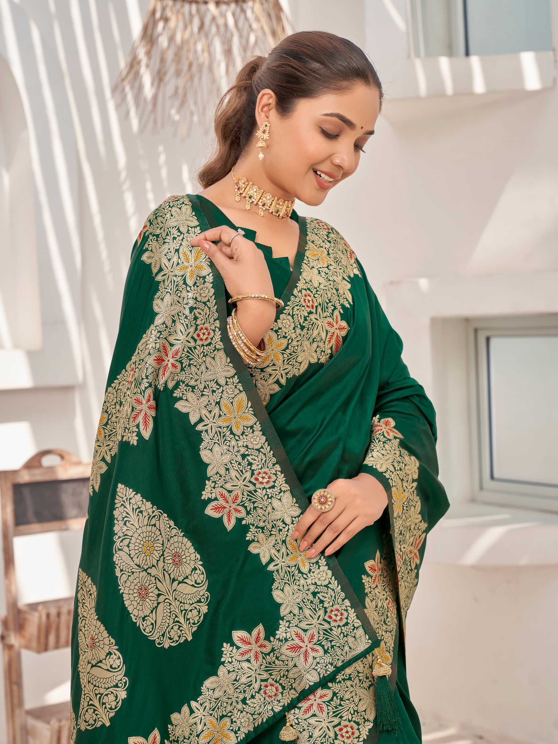 MANOHARI Banarasi Silk Blend Jacquard Work Saree - Green