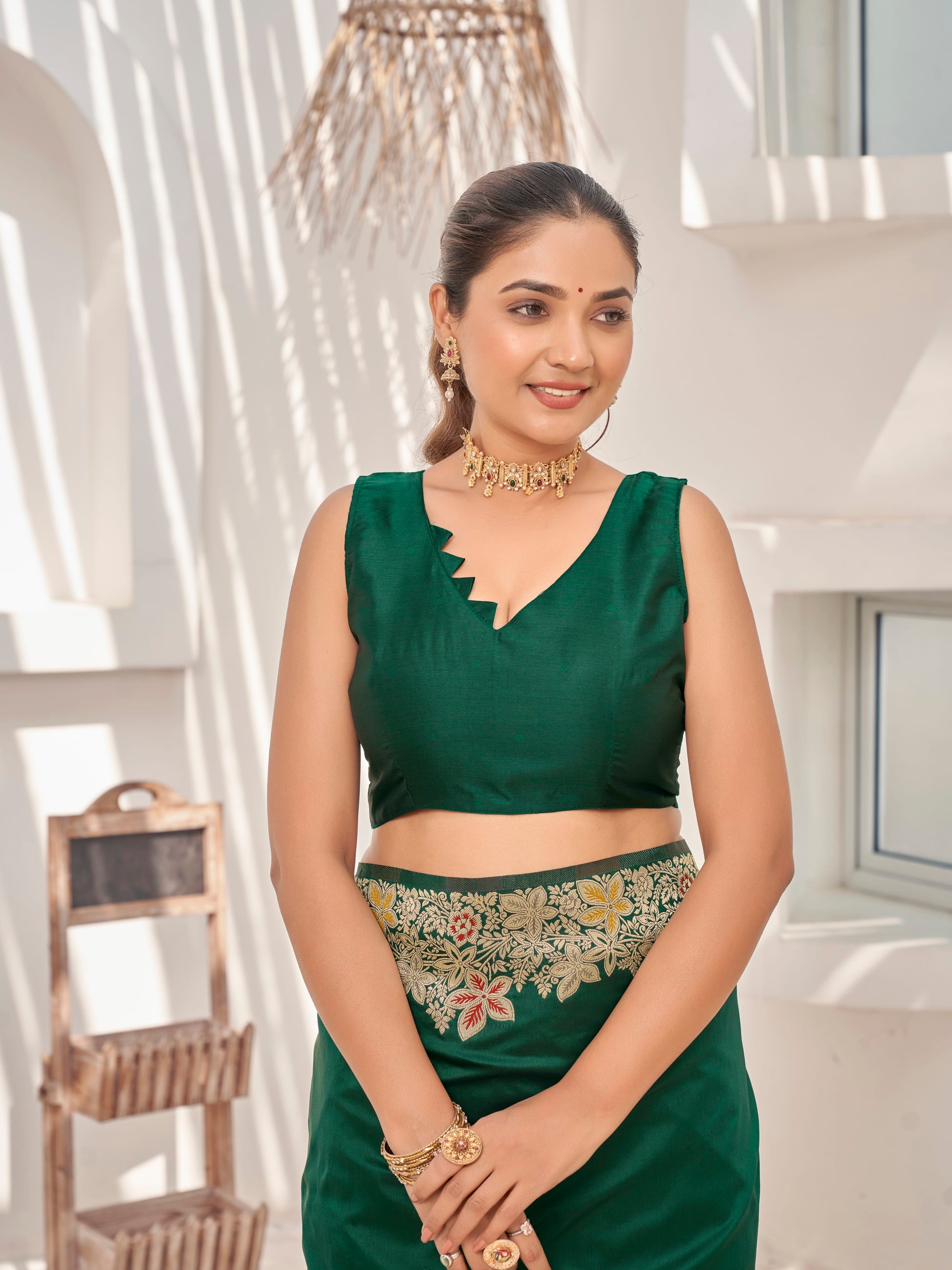 MANOHARI Banarasi Silk Blend Jacquard Work Saree - Green