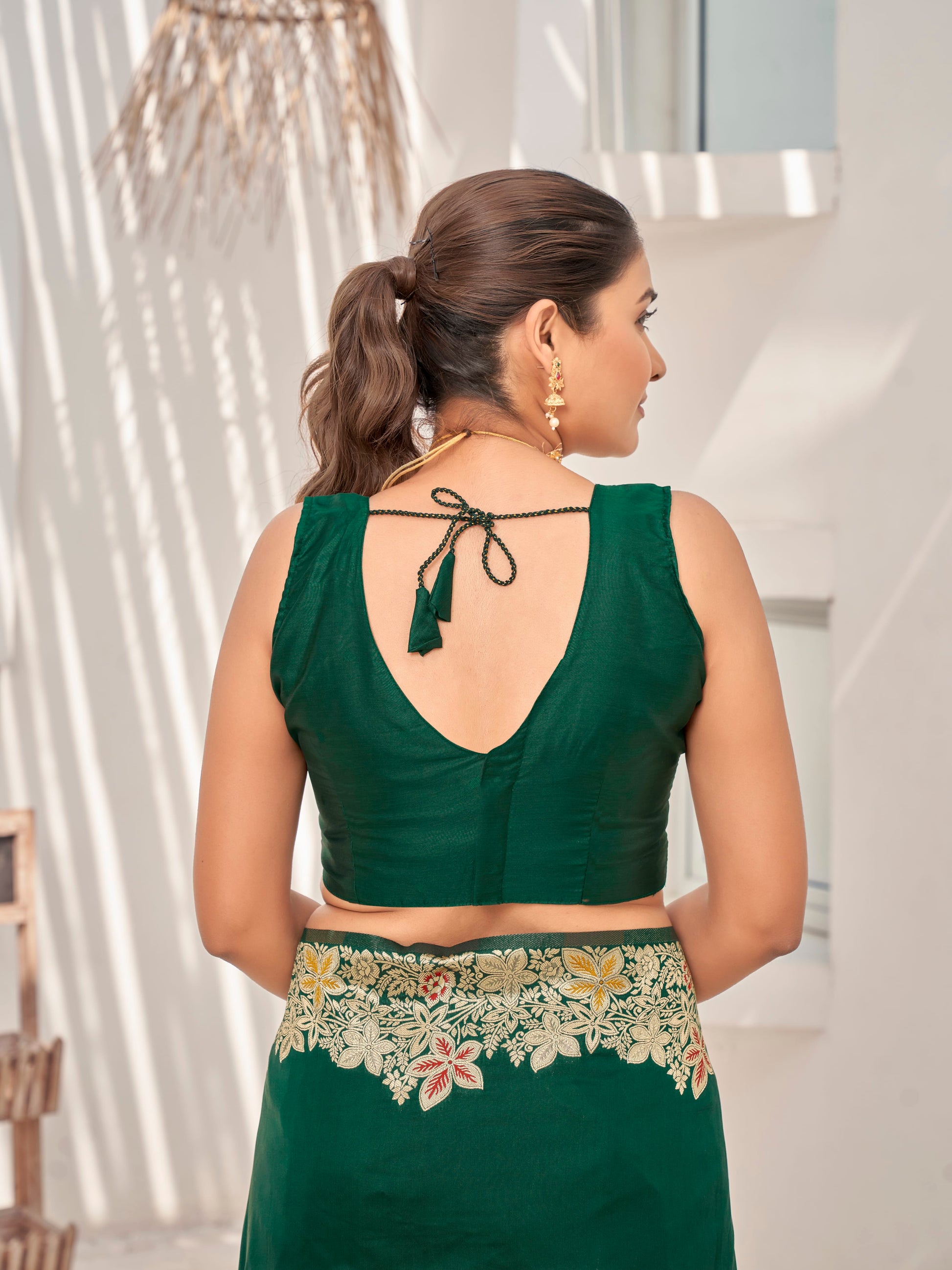 MANOHARI Banarasi Silk Blend Jacquard Work Saree - Green