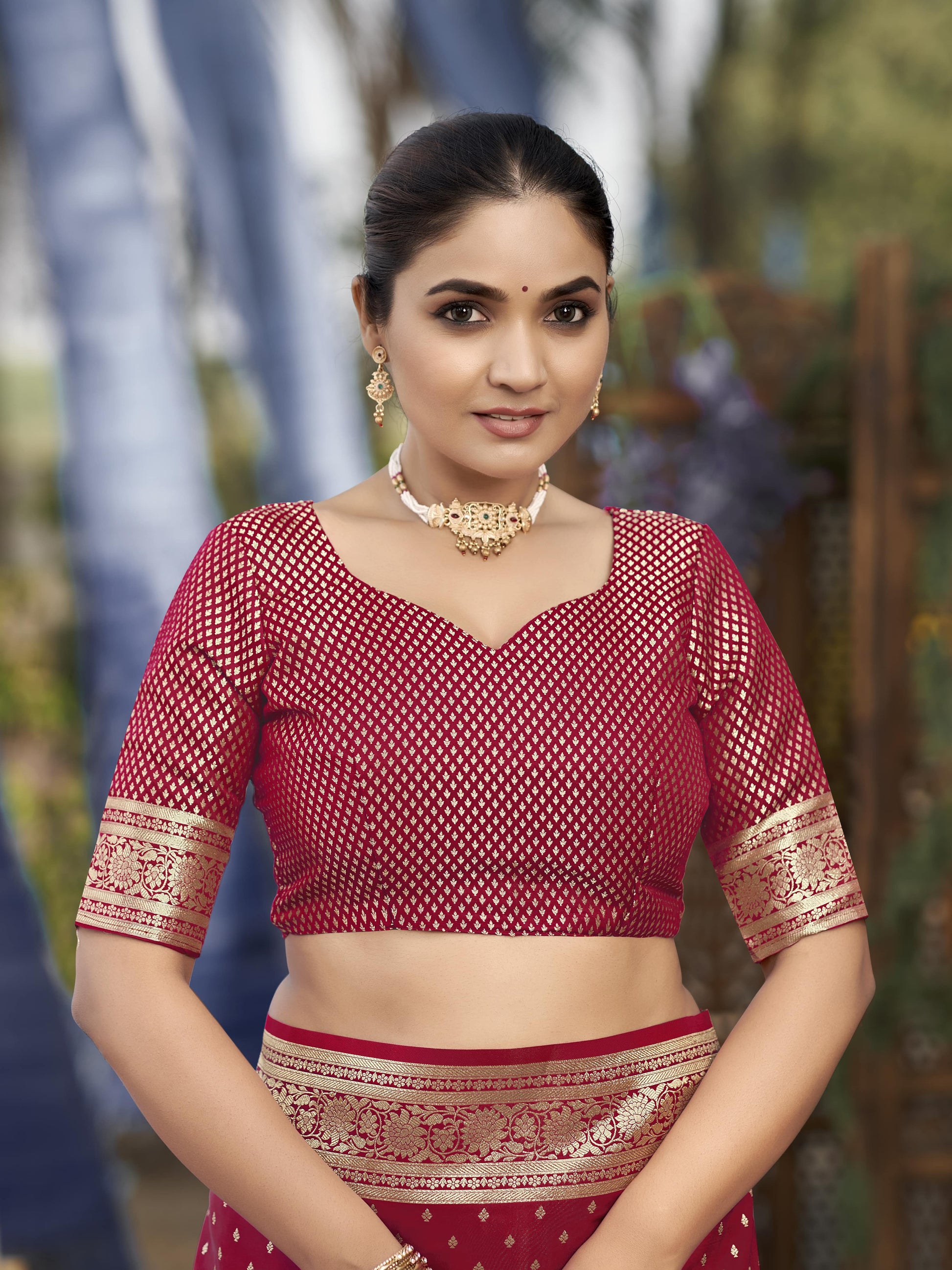 MANOHARI Banarasi Silk Blend Jacquard Work Saree - Red