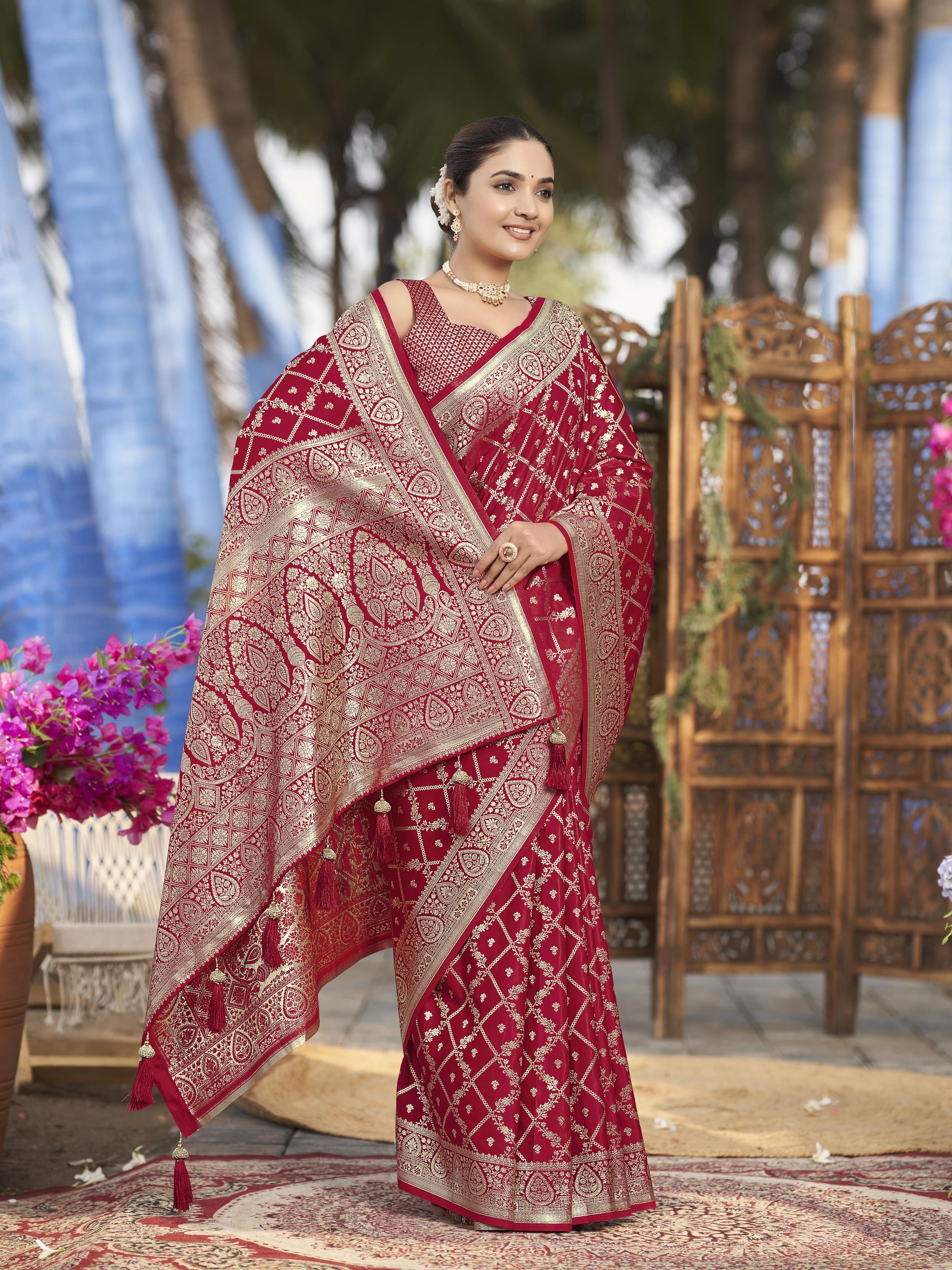 MANOHARI Banarasi Silk Blend Jacquard Work Saree - Red