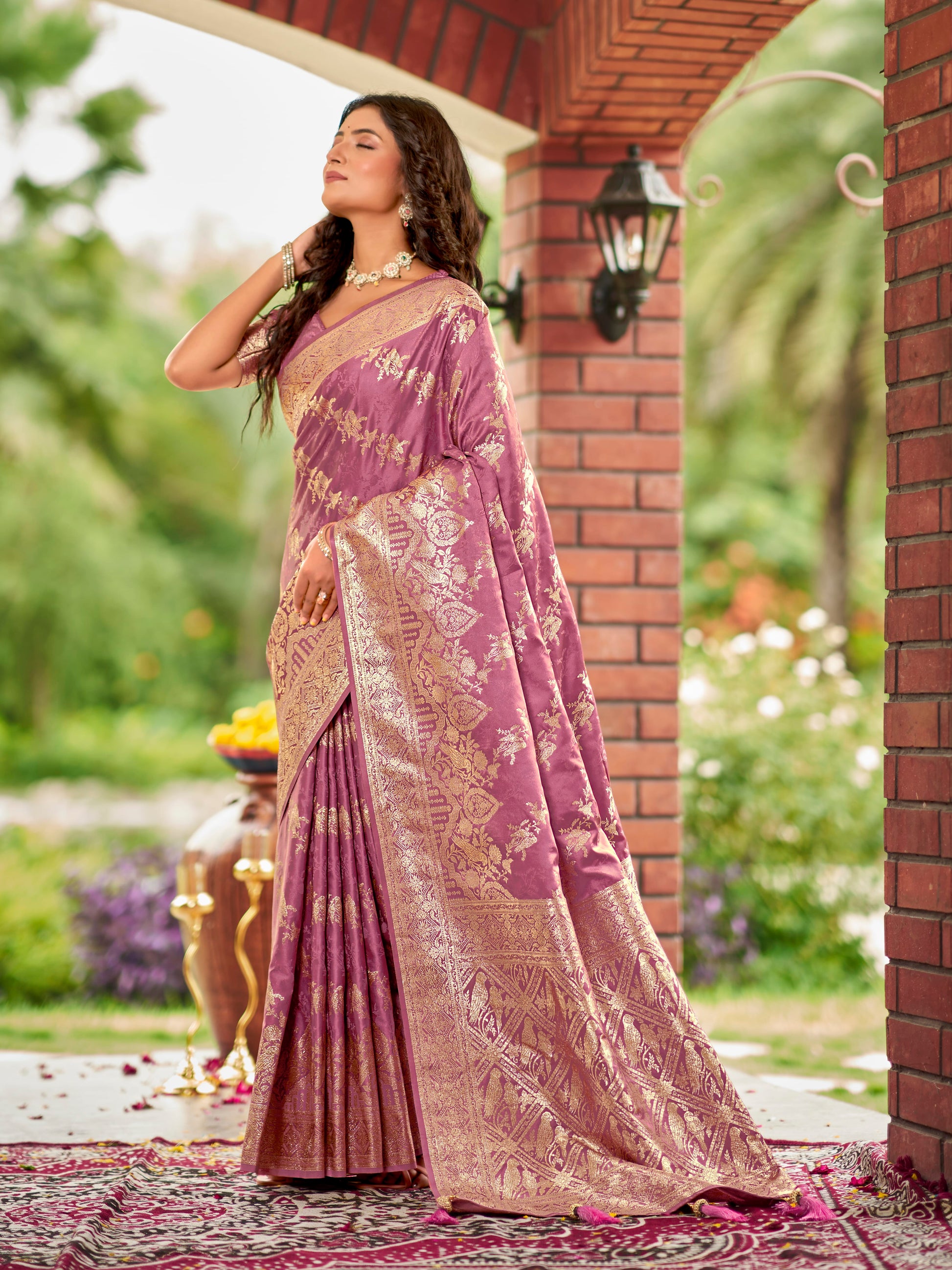 MANOHARI Banarasi Silk Blend Jacquard Work Saree - Pink