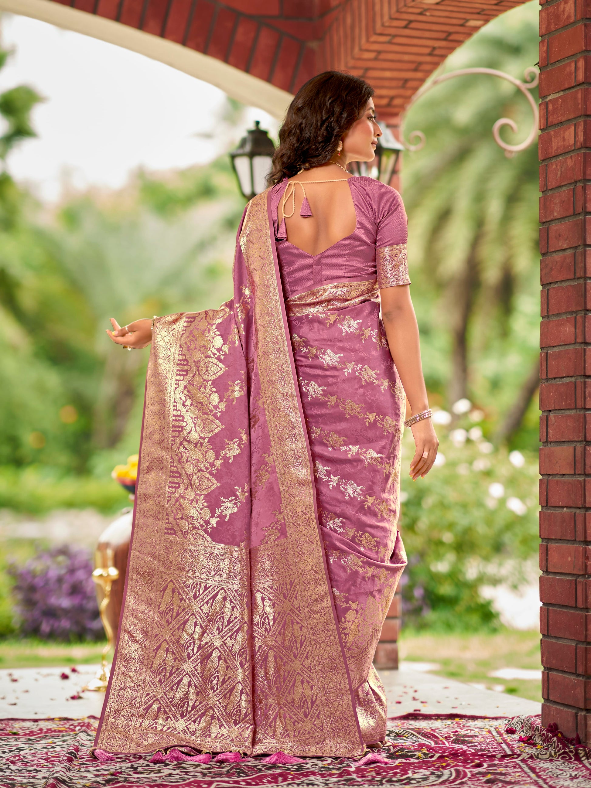 MANOHARI Banarasi Silk Blend Jacquard Work Saree - Pink