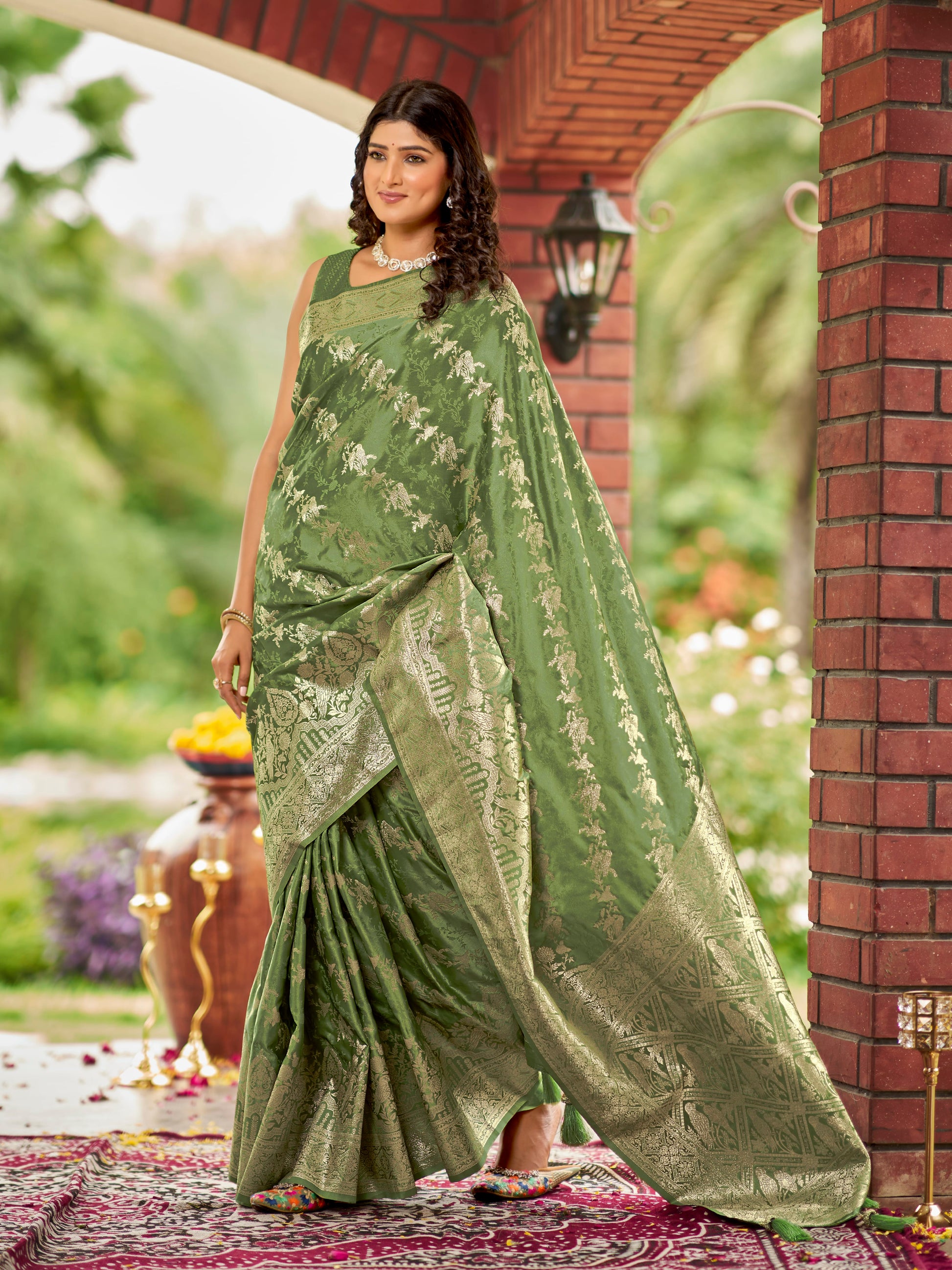 MANOHARI Banarasi Silk Blend Jacquard Work Saree - Green