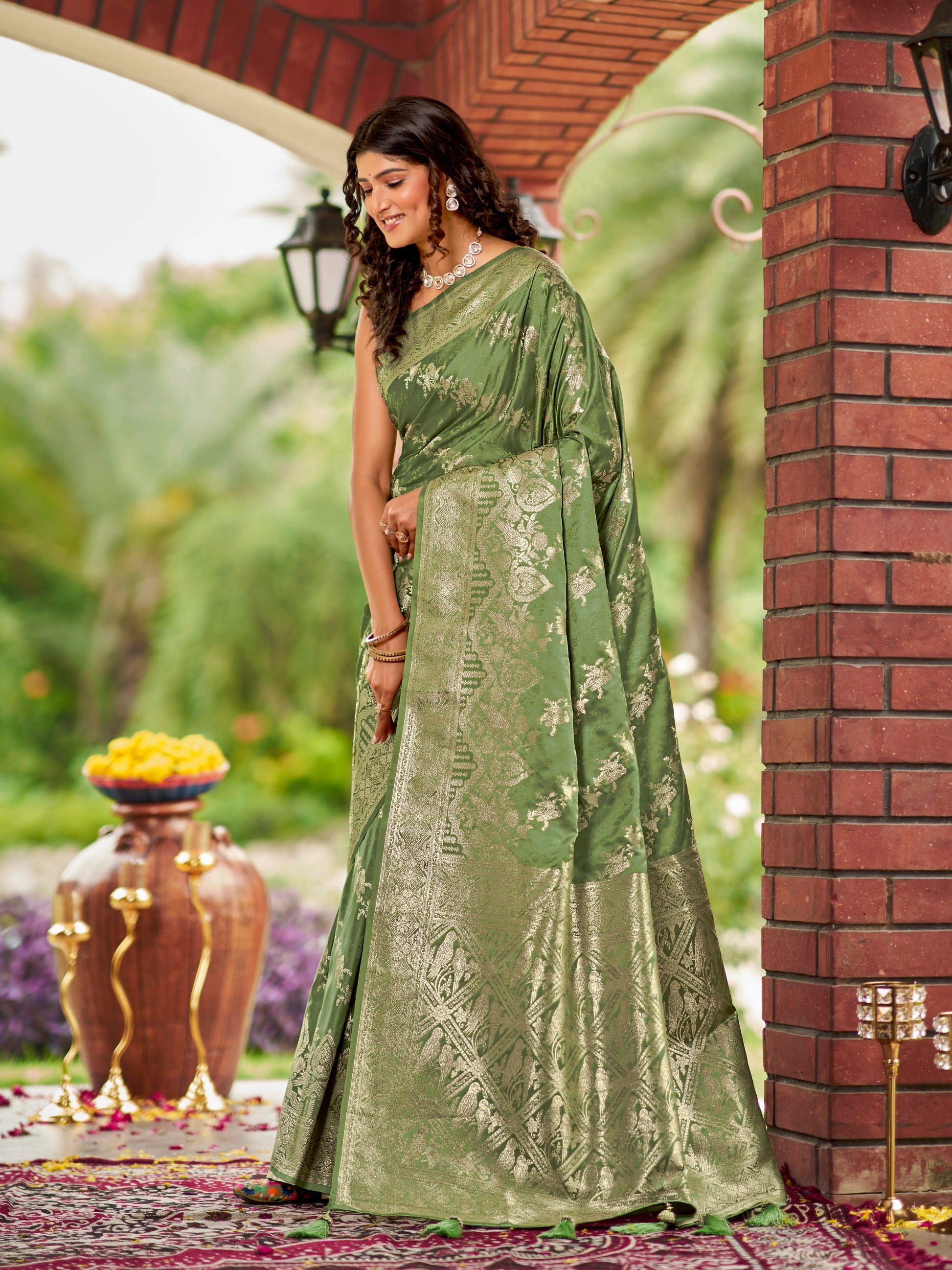 MANOHARI Banarasi Silk Blend Jacquard Work Saree - Green