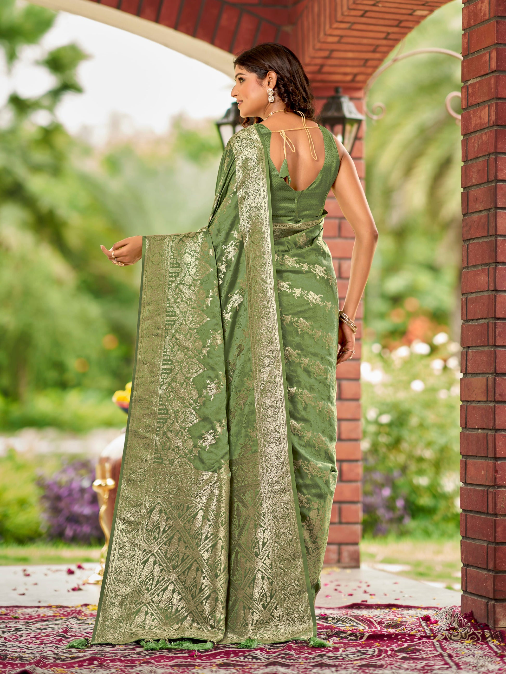 MANOHARI Banarasi Silk Blend Jacquard Work Saree - Green