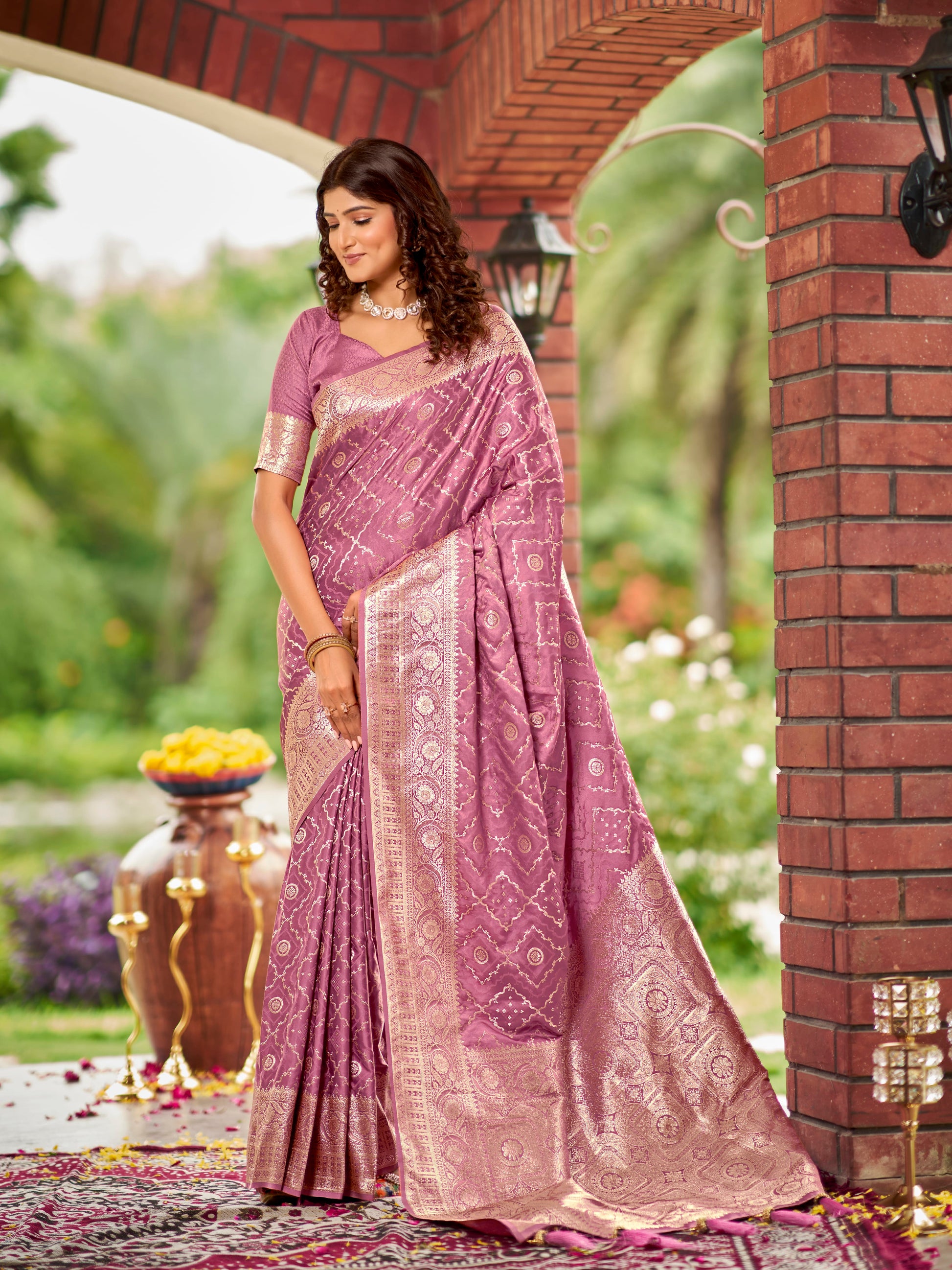 MANOHARI Banarasi Silk Blend Jacquard Work Saree - Pink