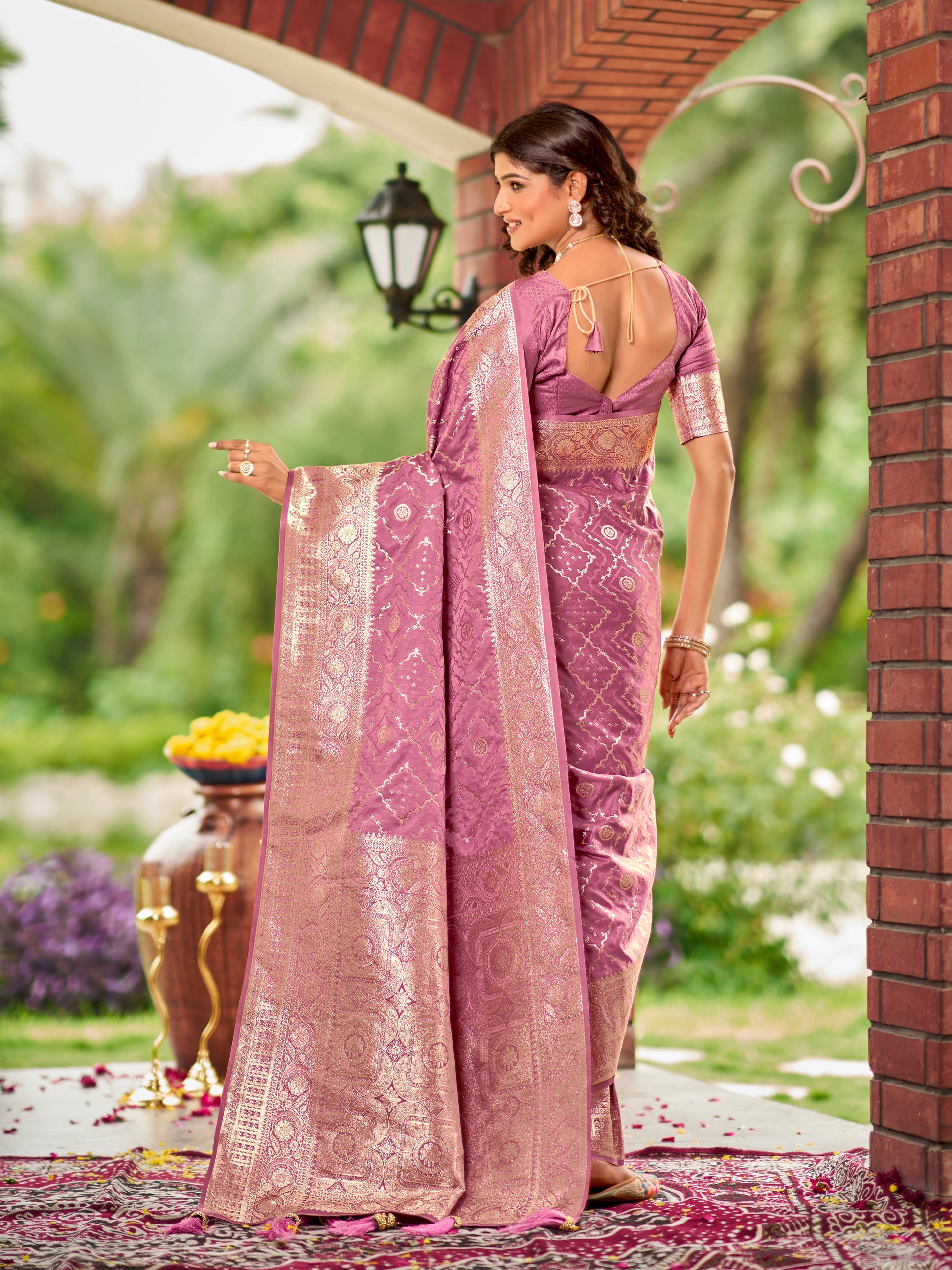 MANOHARI Banarasi Silk Blend Jacquard Work Saree - Pink
