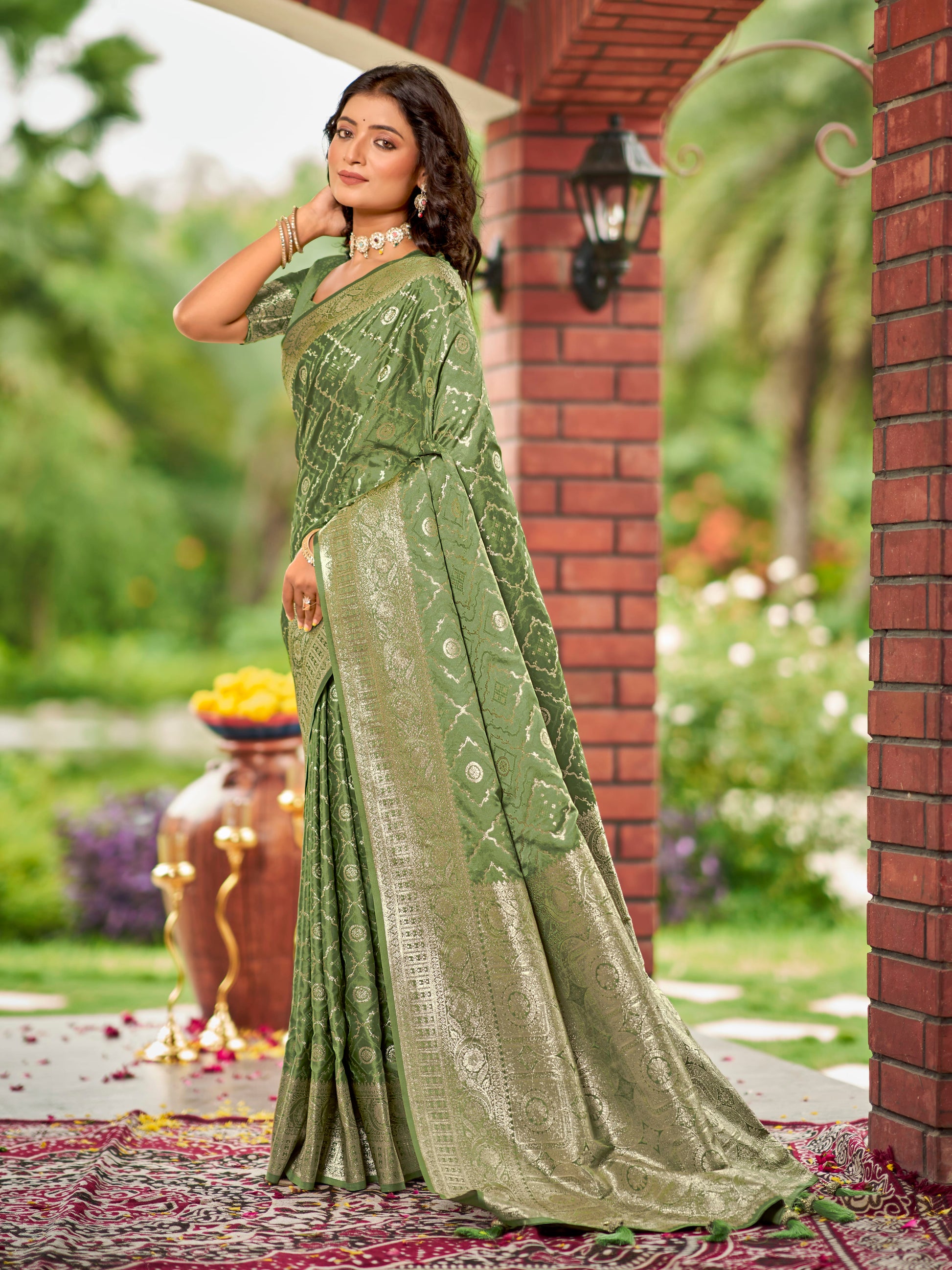 MANOHARI Banarasi Silk Blend Jacquard Work Saree - Green