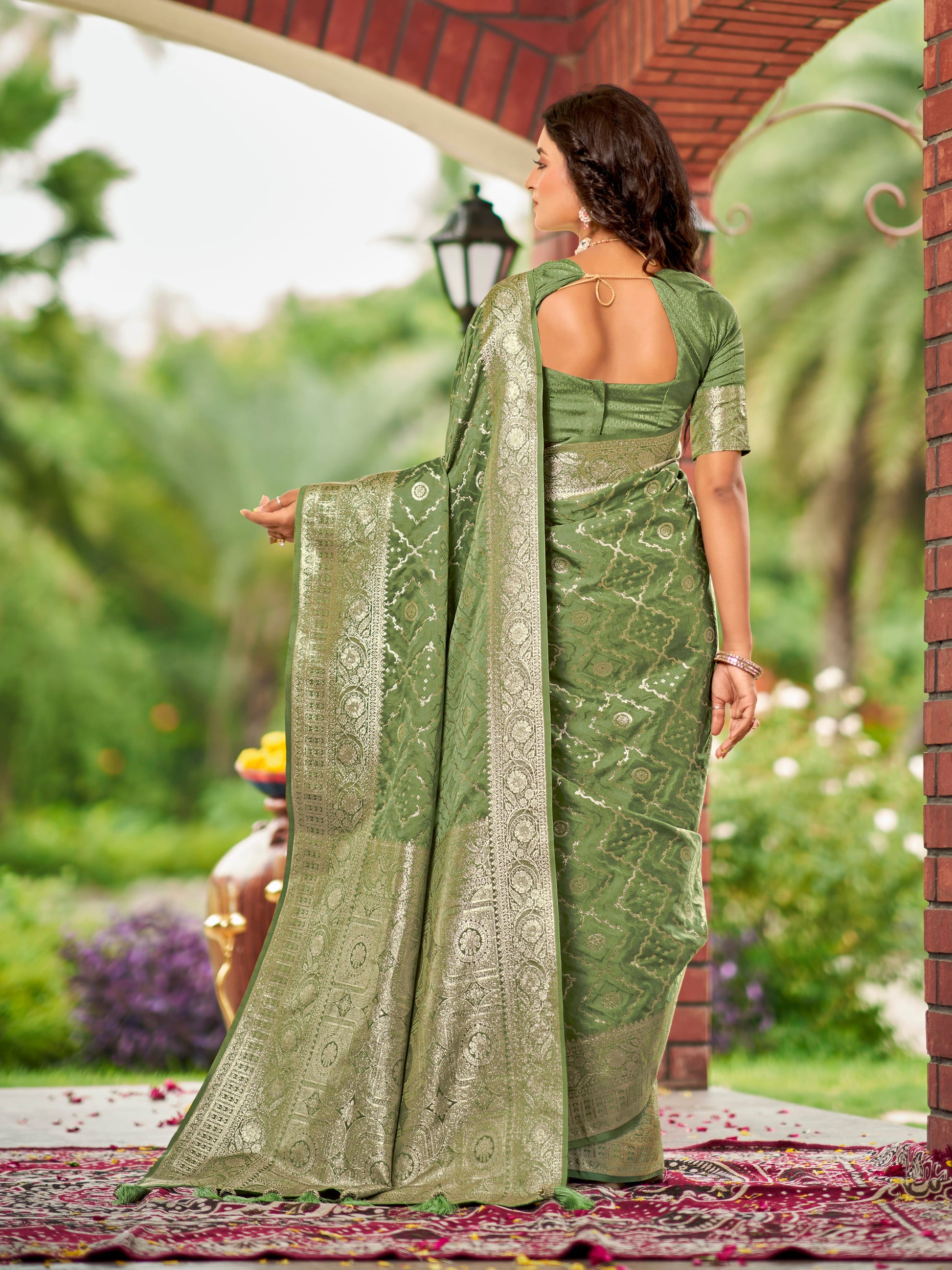 MANOHARI Banarasi Silk Blend Jacquard Work Saree - Green