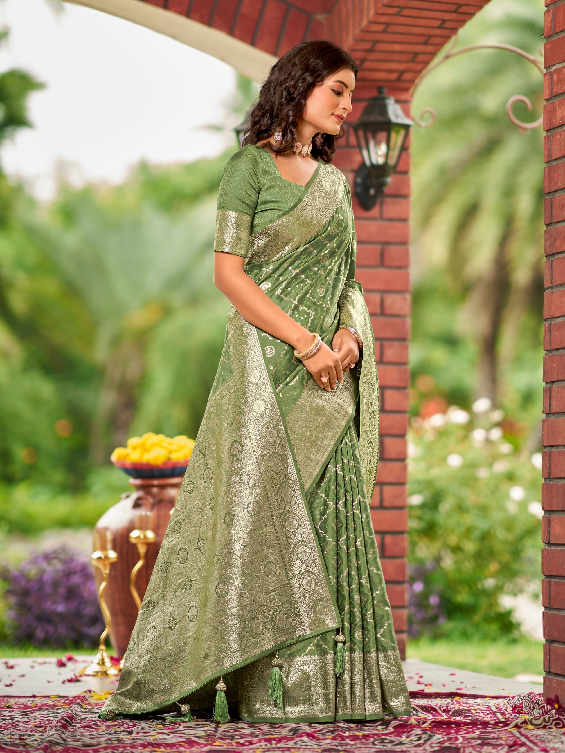 MANOHARI Banarasi Silk Blend Jacquard Work Saree - Green