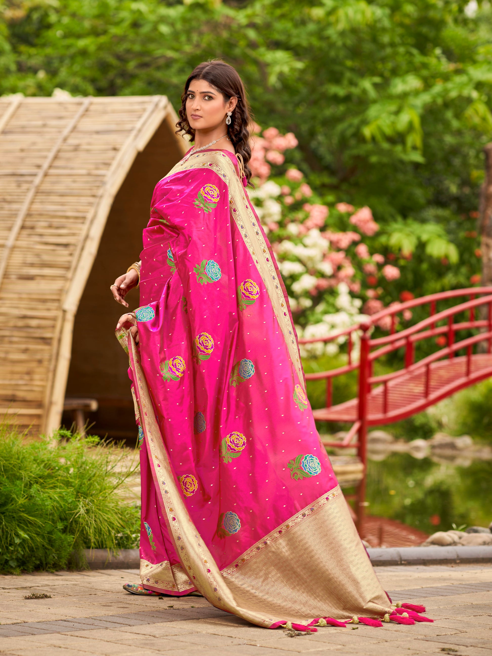 MANOHARI Banarasi Silk Blend Jacquard Work Saree - Pink