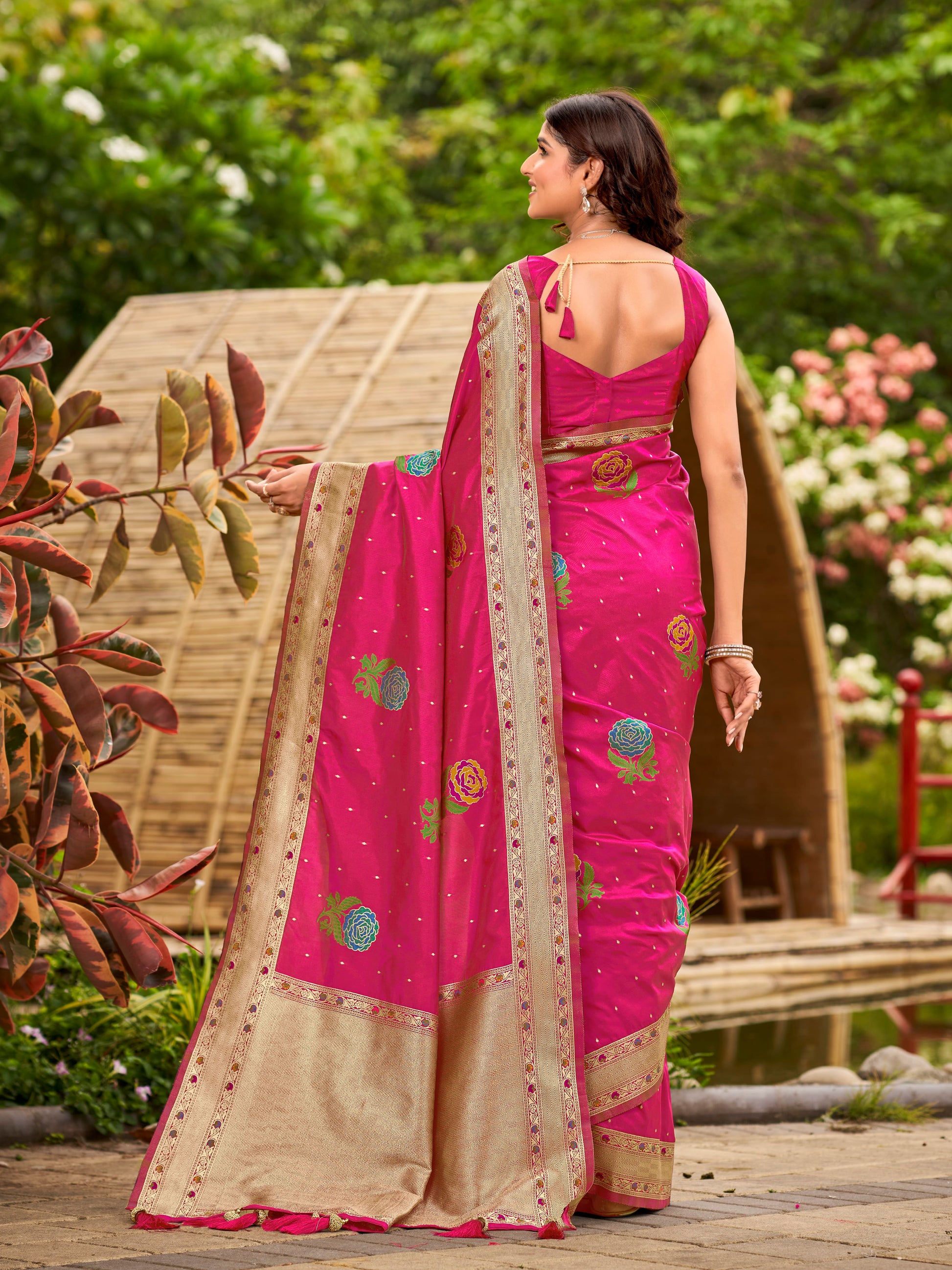 MANOHARI Banarasi Silk Blend Jacquard Work Saree - Pink
