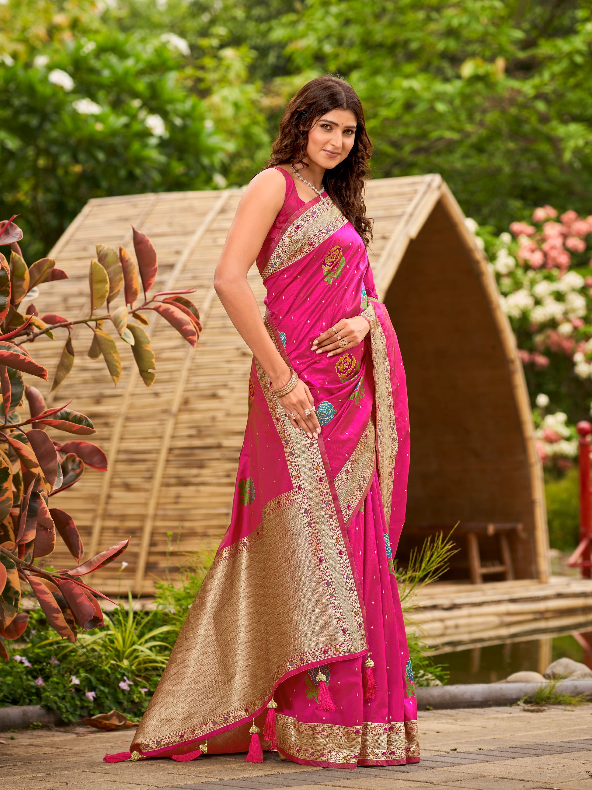 MANOHARI Banarasi Silk Blend Jacquard Work Saree - Pink