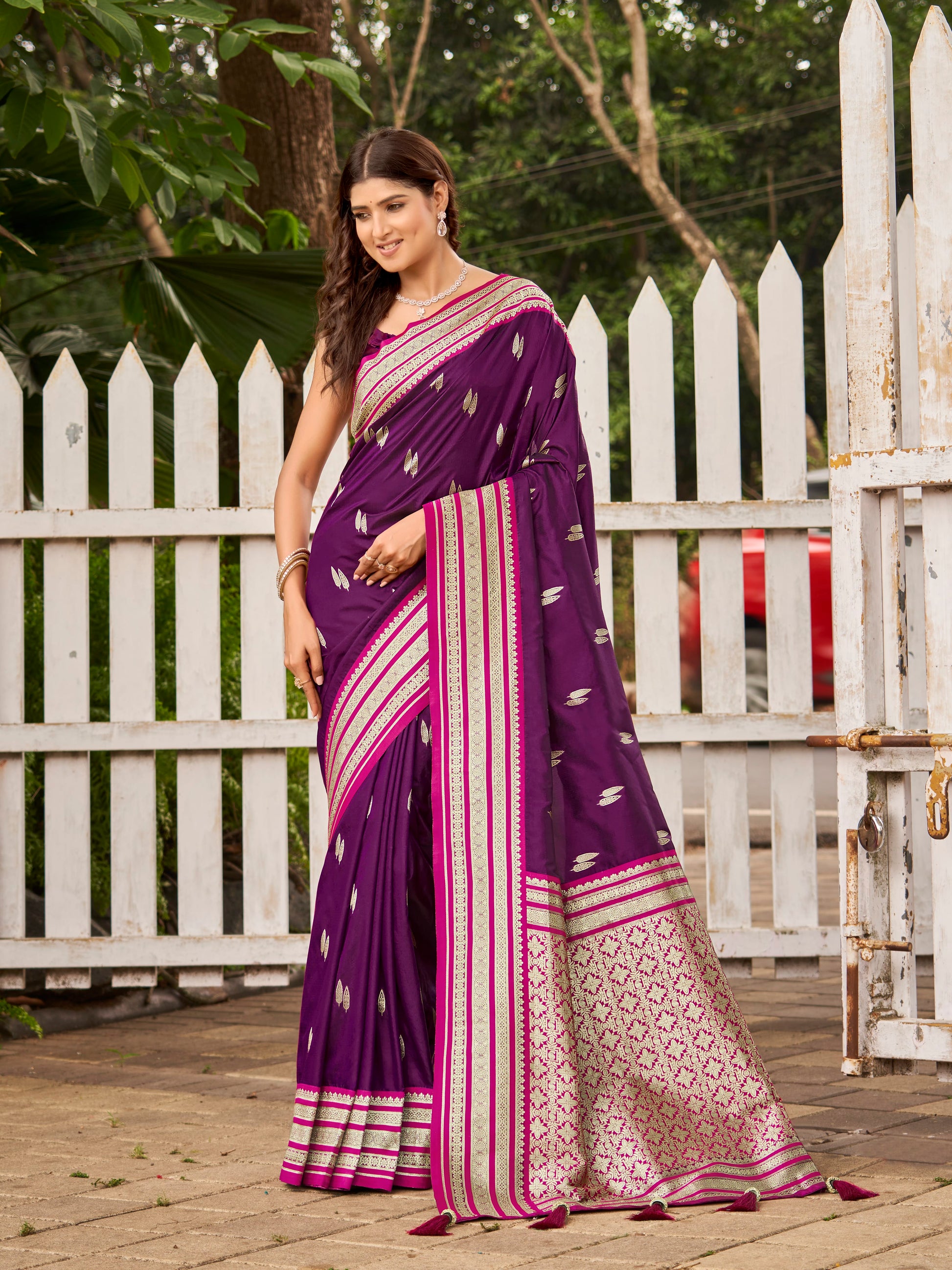 MANOHARI Banarasi Silk Blend Jacquard Work Saree - Purple