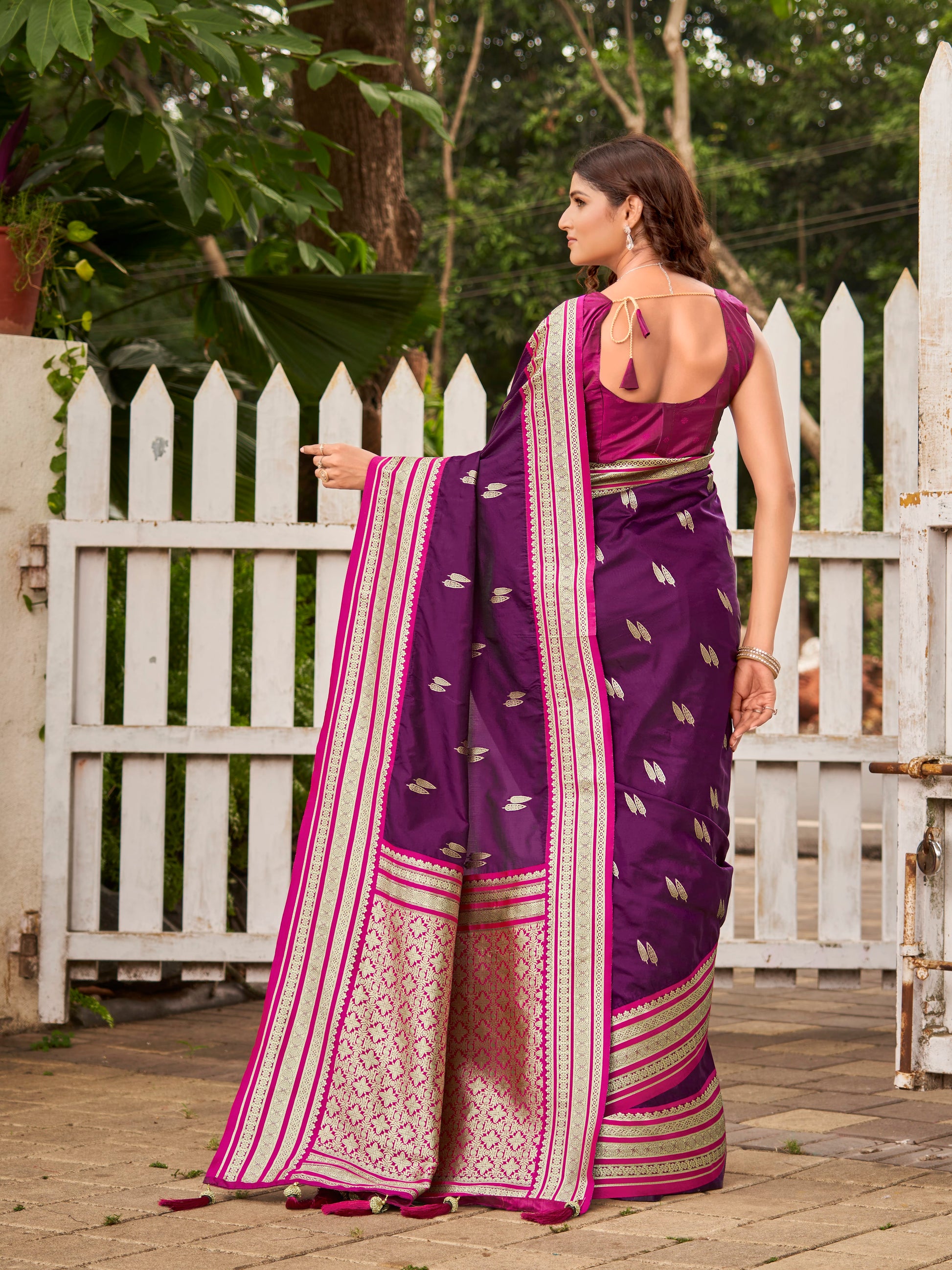 MANOHARI Banarasi Silk Blend Jacquard Work Saree - Purple