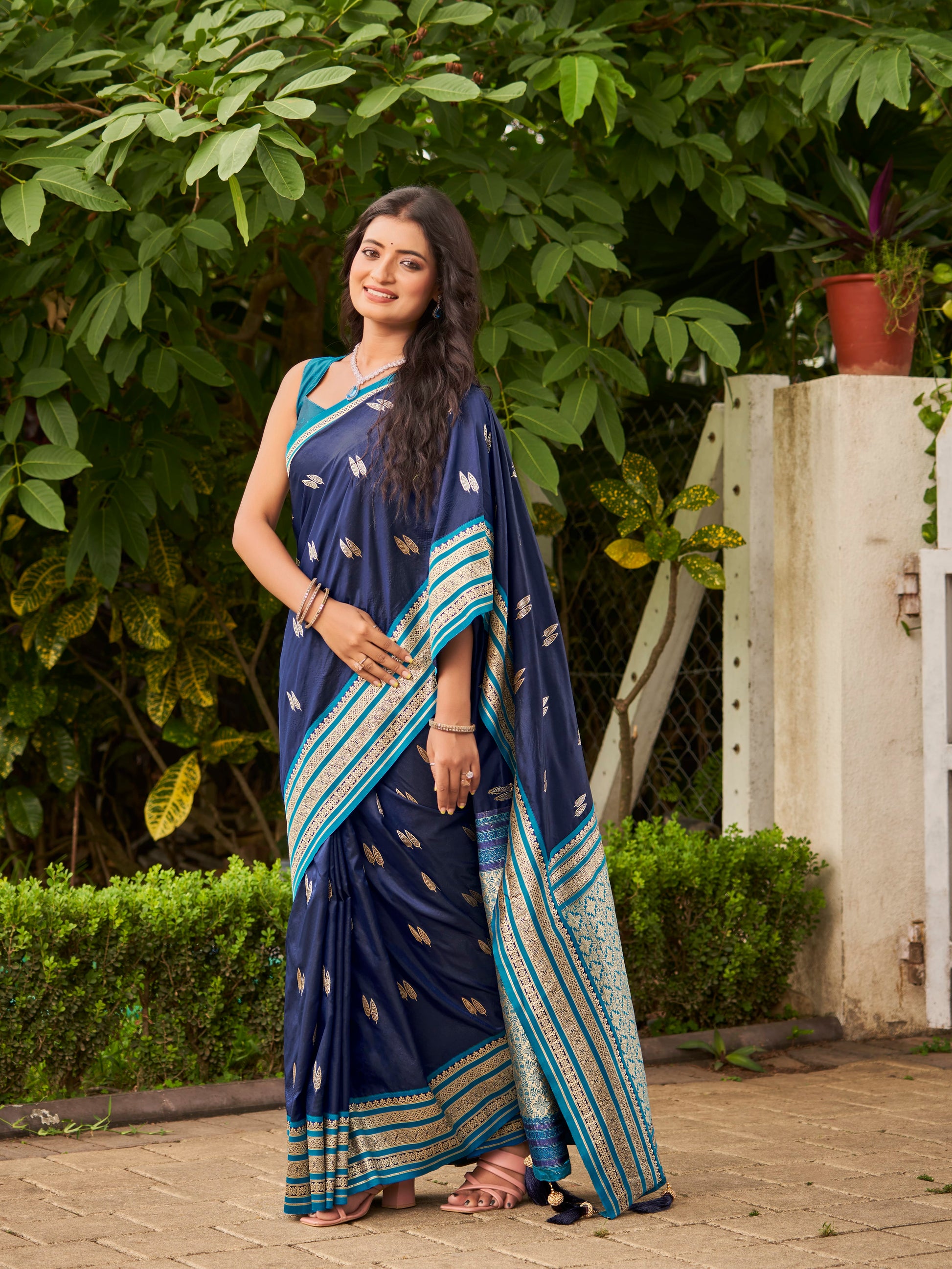 MANOHARI Banarasi Silk Blend Jacquard Work Saree - Blue