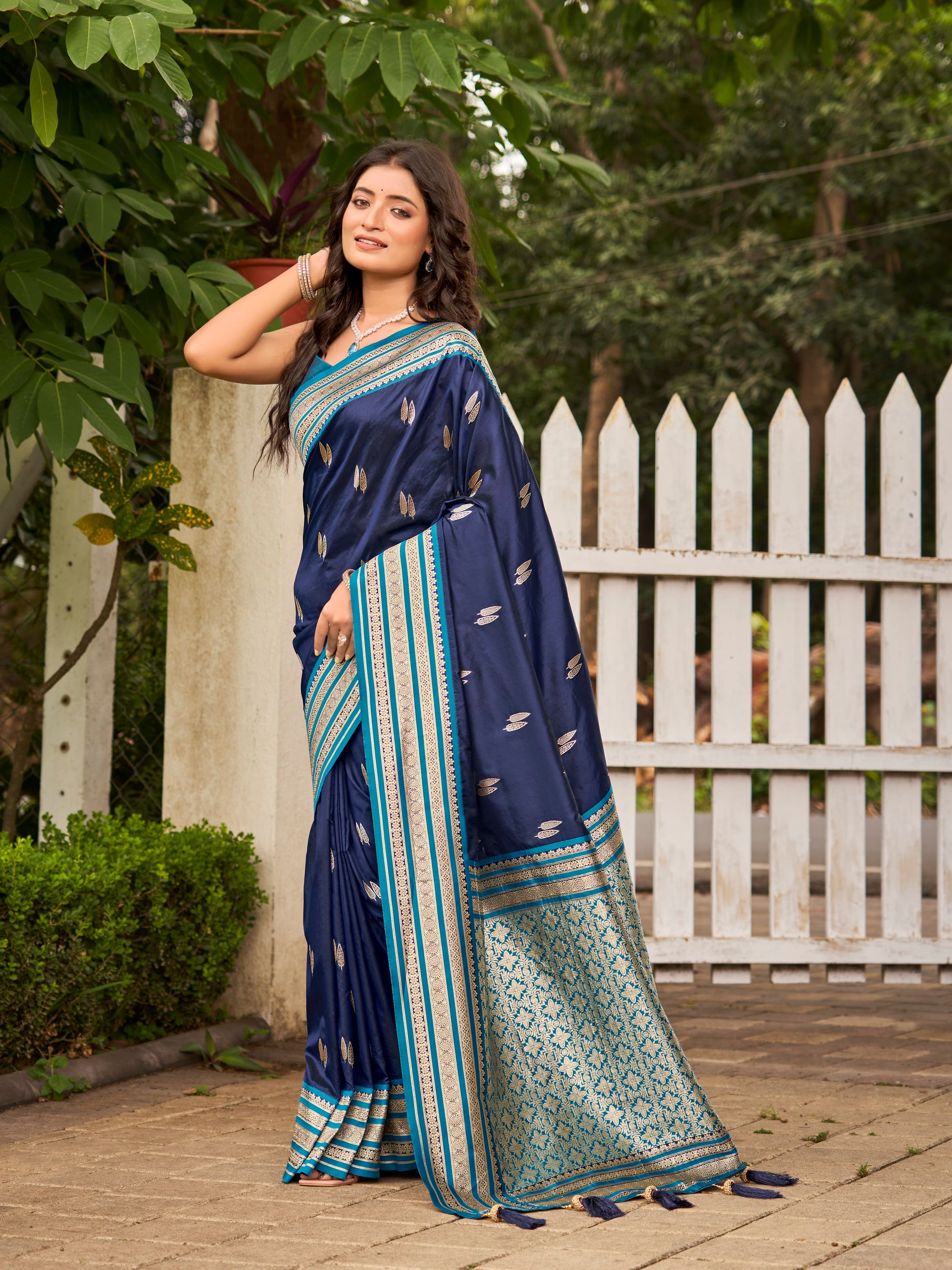 MANOHARI Banarasi Silk Blend Jacquard Work Saree - Blue