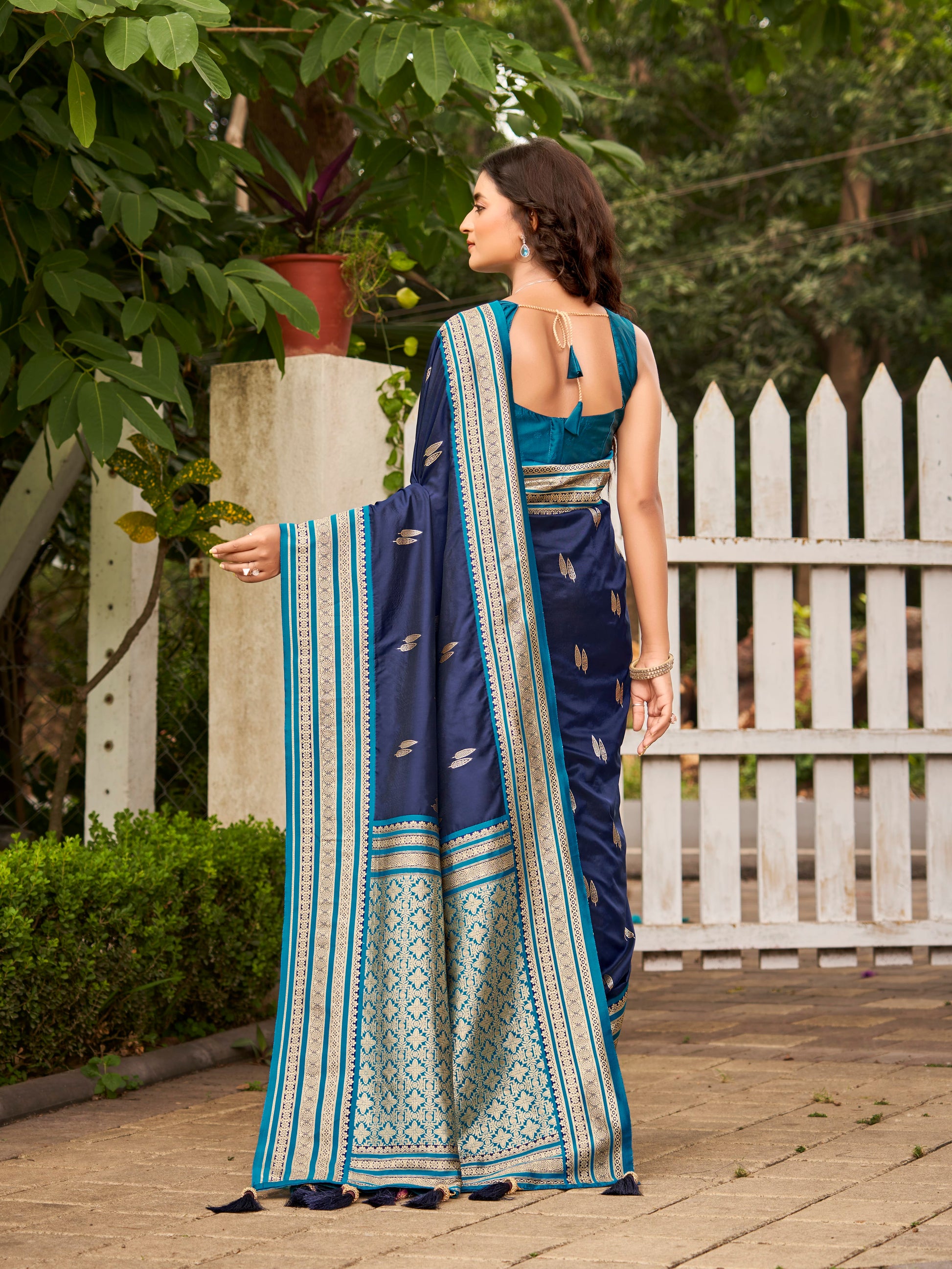 MANOHARI Banarasi Silk Blend Jacquard Work Saree - Blue