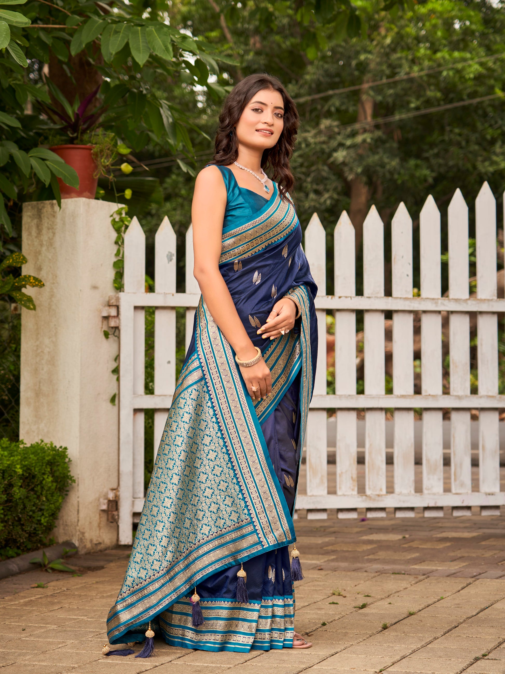 MANOHARI Banarasi Silk Blend Jacquard Work Saree - Blue