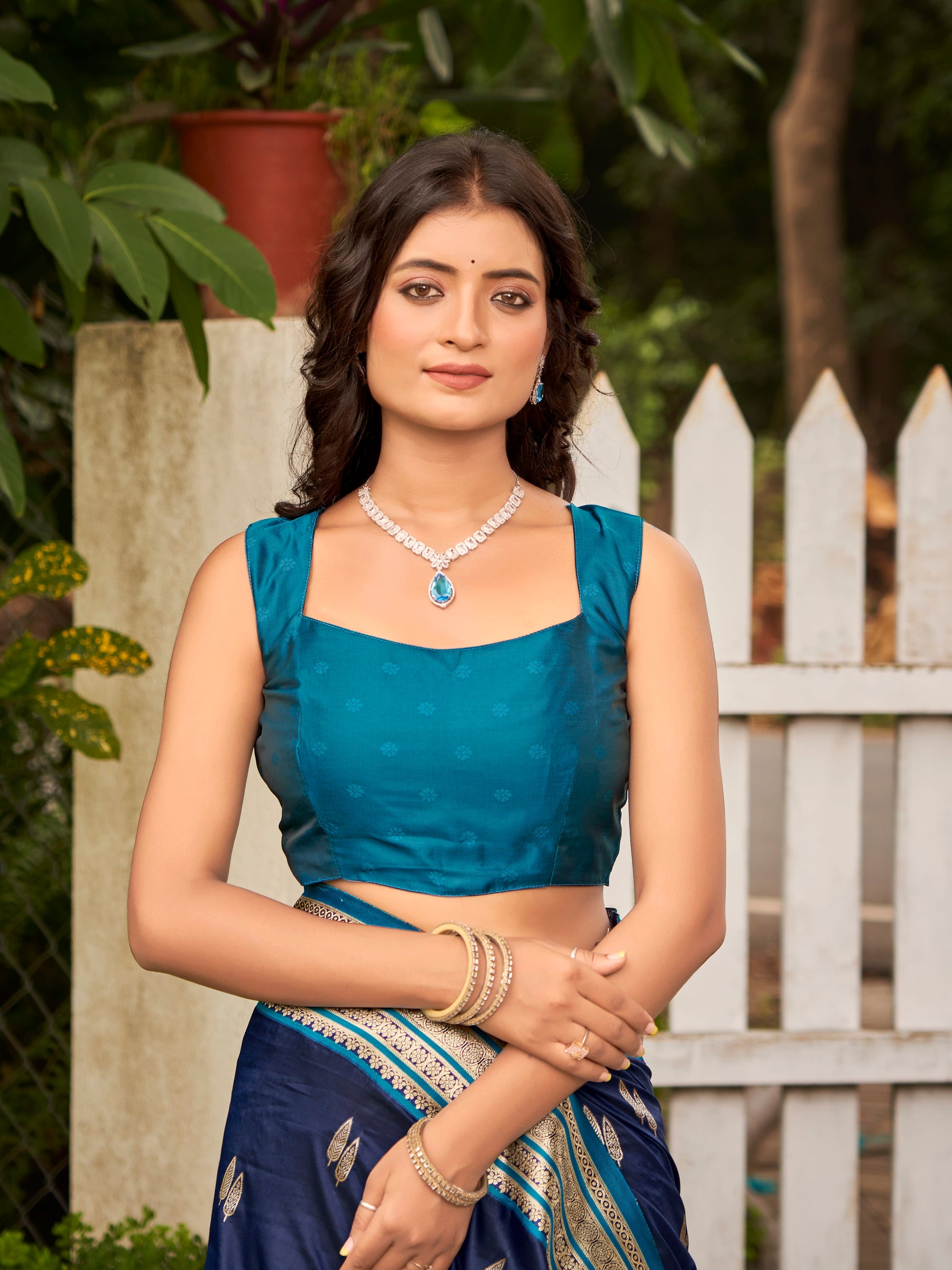 MANOHARI Banarasi Silk Blend Jacquard Work Saree - Blue