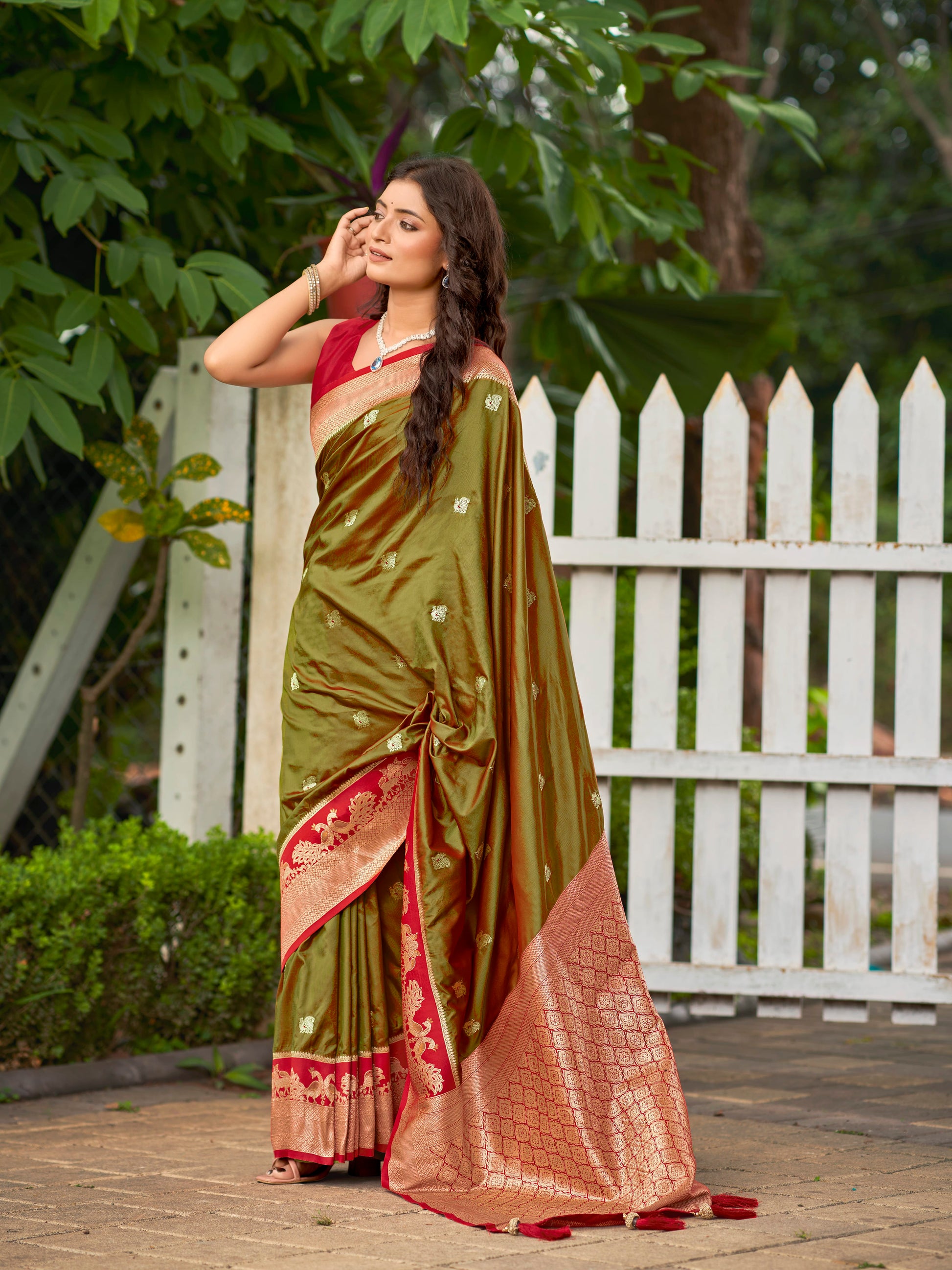MANOHARI Banarasi Silk Blend Jacquard Work Saree - Green