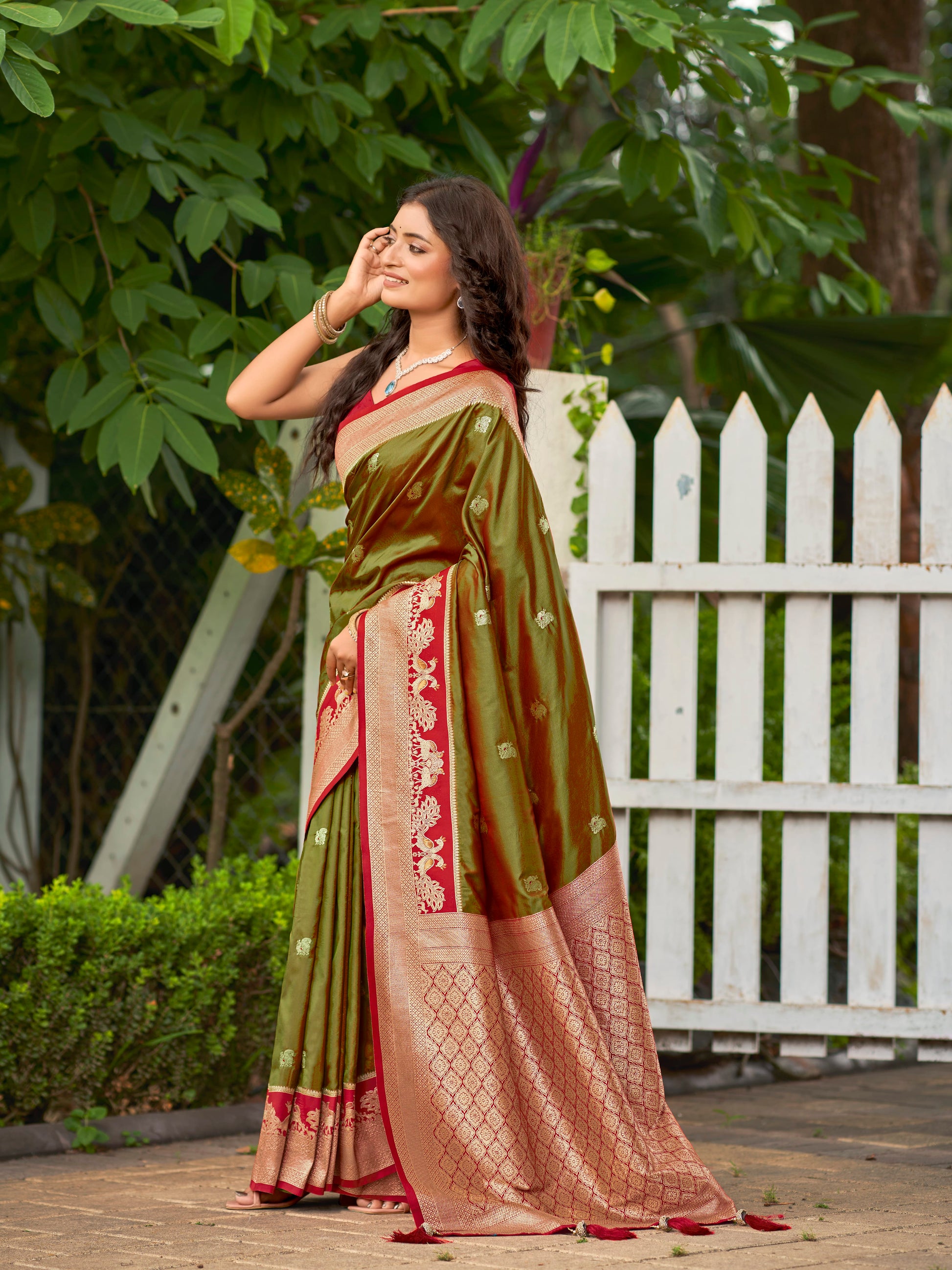 MANOHARI Banarasi Silk Blend Jacquard Work Saree - Green