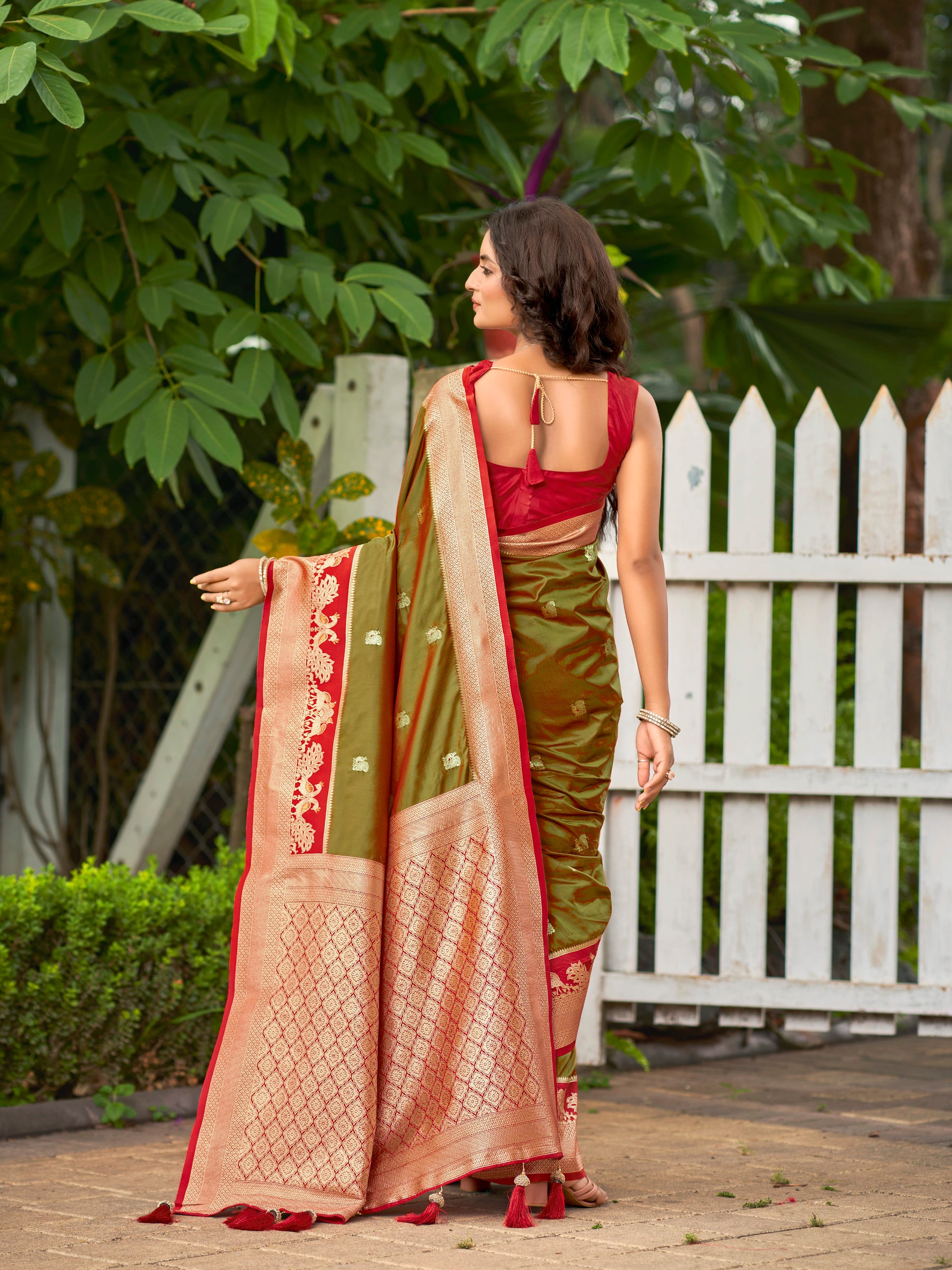 MANOHARI Banarasi Silk Blend Jacquard Work Saree - Green